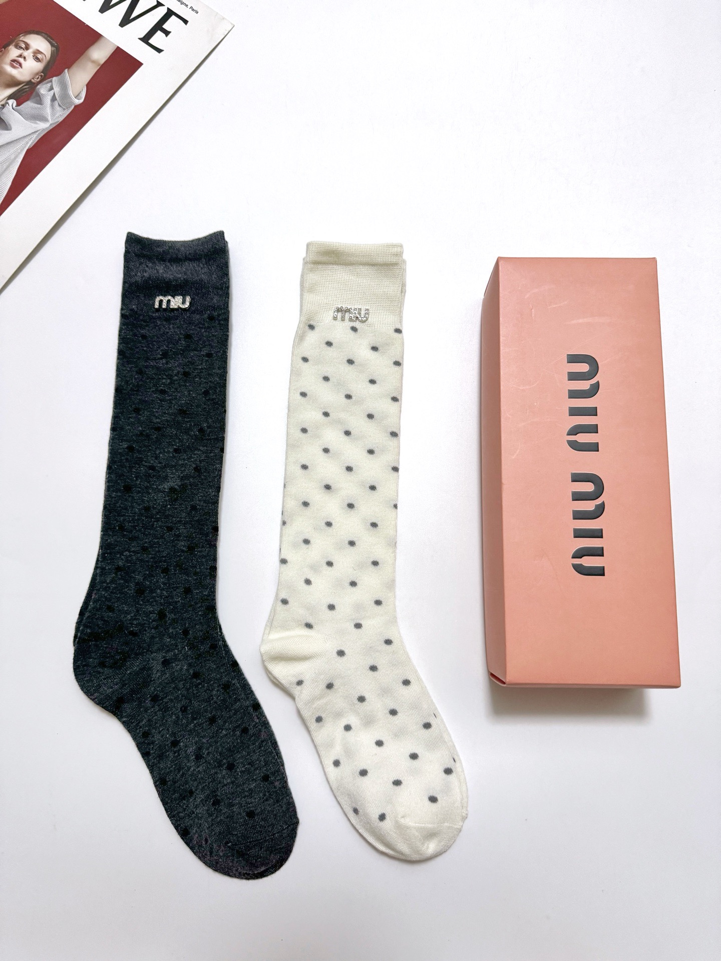 NO:768945,Comes with packaging [2 pairs in a box] miumiu classic letter logo stockings calf socks heavy industry decoration personalized fashion ins hot trend!  It’s on sale at the counter and it’s so explosive!  Super high quality!  A classic that never goes out of style!  A must-have for fashionistas, the quality of counter purchases is great and easy to wear!  Recommended, recommended, recommended ~ ~ must-have small items!  !  socks, stockings, socks, miumiu, socks19860909配包装【一盒2双】 miumiu 缪缪 经典字母logo长筒袜 小腿袜 重工装饰个性时尚 ins爆款！专柜在售ing 好看到爆炸 ！超高品质！经典不过时！潮人必不能少的专柜代购品质 ,巨好穿！推荐推荐推荐～～必入小单品！！袜子,丝袜,袜子,miumiu,socks,accessory