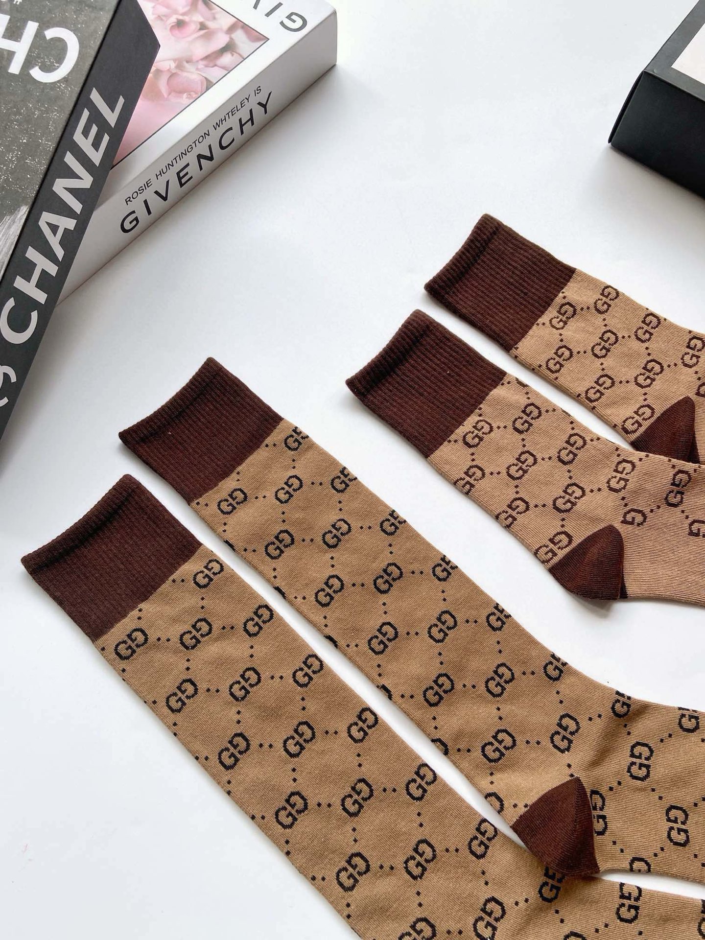 配包装🌟【一盒2双】🌟Gucci 古奇 爆款双G字母 长筒袜 中筒袜🔥专柜同步发售ing ，巨多明星红人