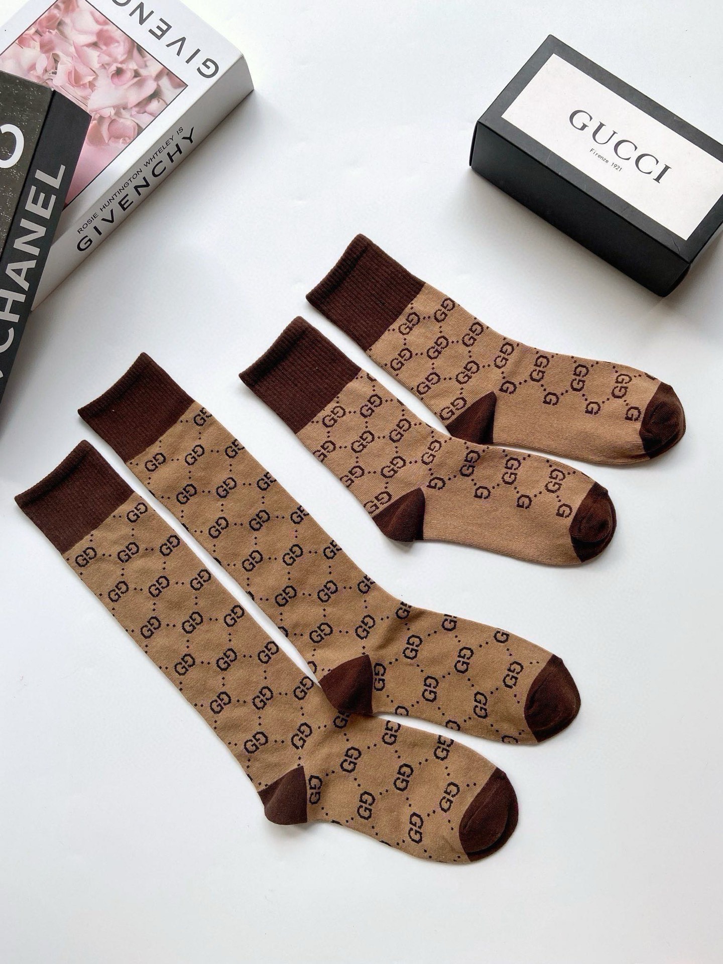 配包装🌟【一盒2双】🌟Gucci 古奇 爆款双G字母 长筒袜 中筒袜🔥专柜同步发售ing ，巨多明星红人