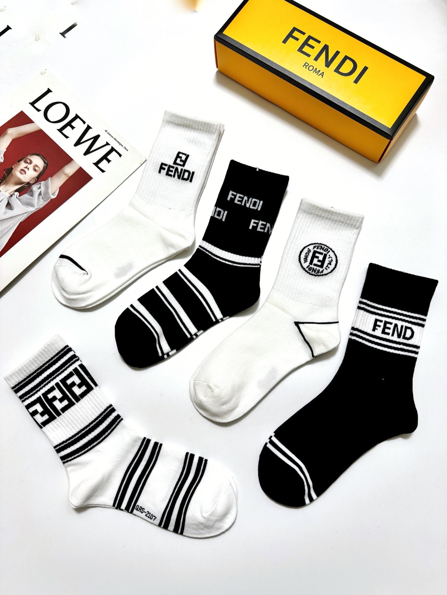 配包装🌟【一盒5 双】 🌟Fendi 芬迪 经典字母logo 纯棉中筒袜 ，ins超火爆中筒袜 纯棉小腿
