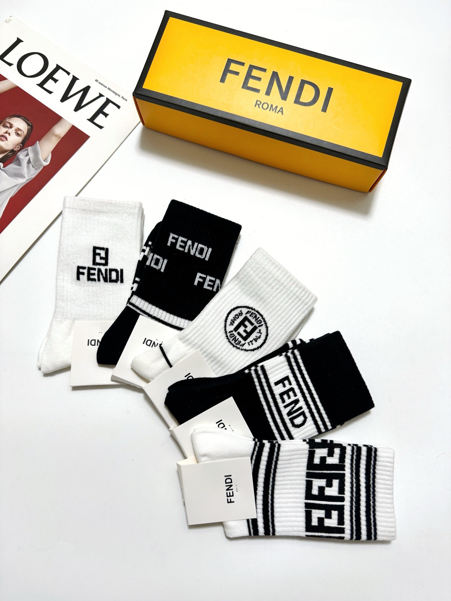 配包装🌟【一盒5 双】 🌟Fendi 芬迪 经典字母logo 纯棉中筒袜 ，ins超火爆中筒袜 纯棉小腿