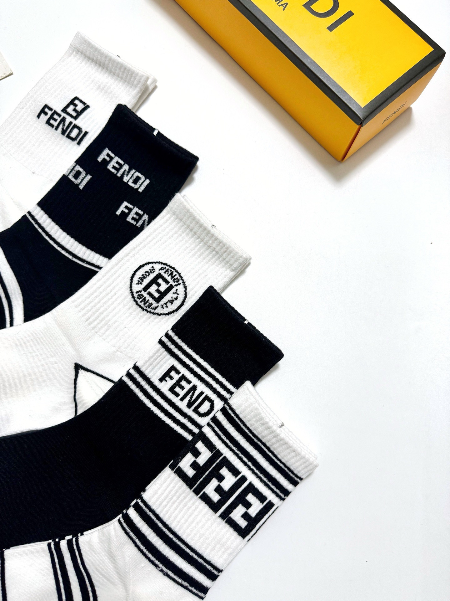 配包装🌟【一盒5 双】 🌟Fendi 芬迪 经典字母logo 纯棉中筒袜 ，ins超火爆中筒袜 纯棉小腿