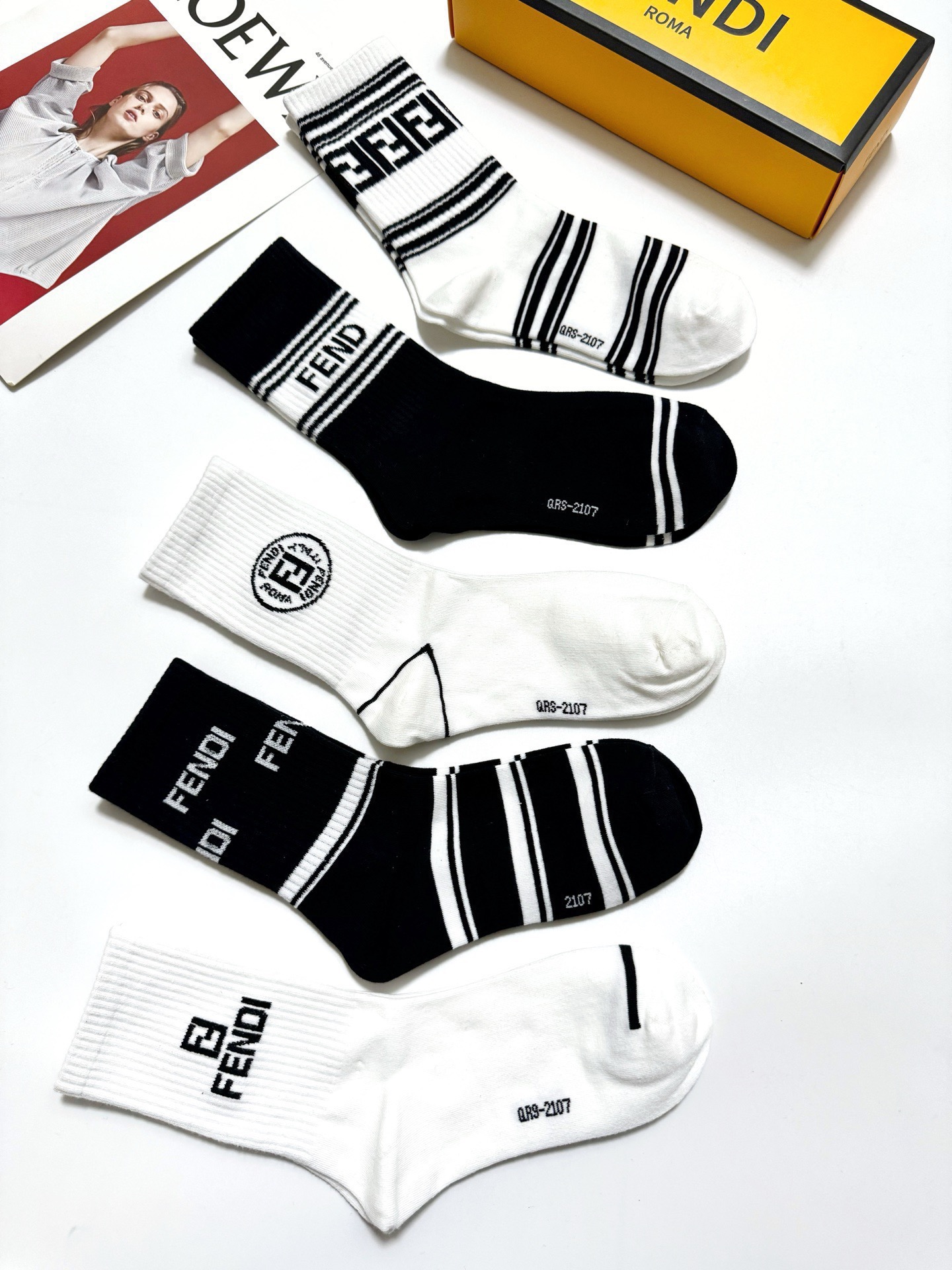 配包装🌟【一盒5 双】 🌟Fendi 芬迪 经典字母logo 纯棉中筒袜 ，ins超火爆中筒袜 纯棉小腿