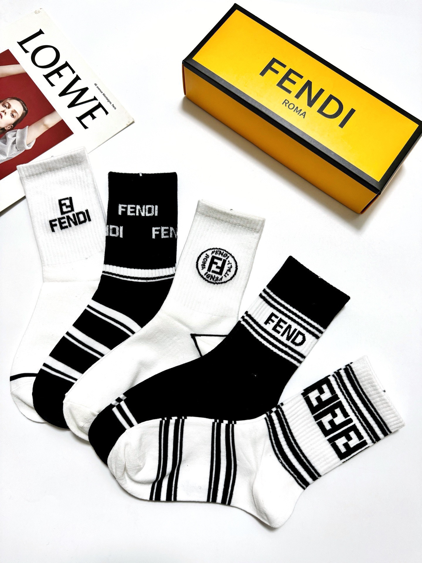 配包装🌟【一盒5 双】 🌟Fendi 芬迪 经典字母logo 纯棉中筒袜 ，ins超火爆中筒袜 纯棉小腿