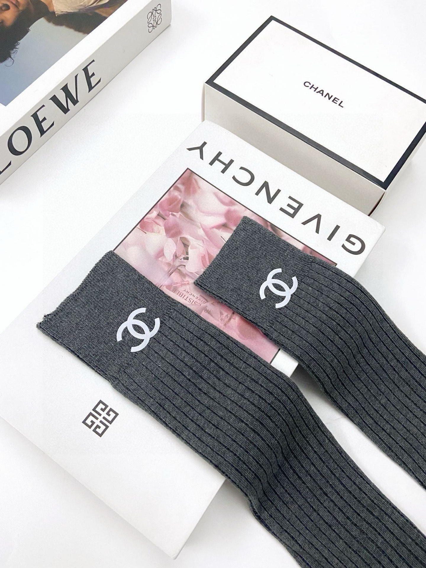配包装🌟【一盒一双】🌟Chanel 香奈儿 经典双C字母logo纯棉长筒袜 小腿袜🌟ins爆款！专柜在售