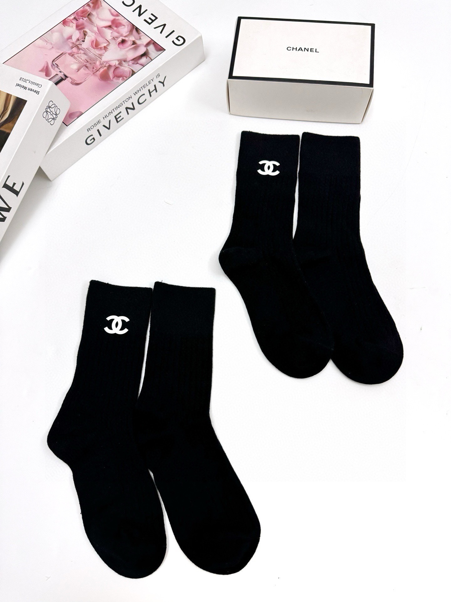 配包装🌟【一盒2双】 🌟Chanel 香奈儿 经典字母logo纯棉 中筒袜 ins超火爆红人同款，精美 