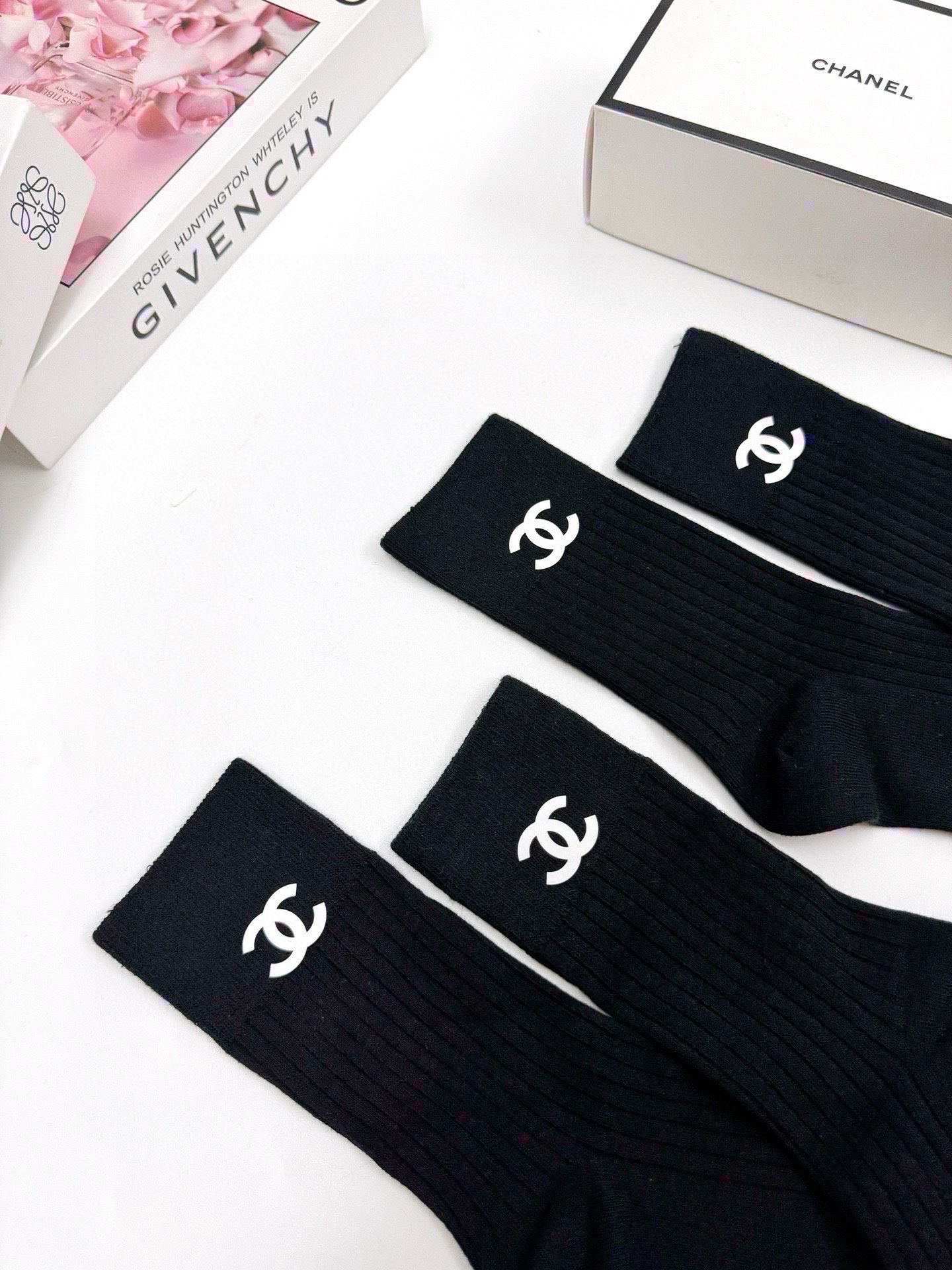 配包装🌟【一盒2双】 🌟Chanel 香奈儿 经典字母logo纯棉 中筒袜 ins超火爆红人同款，精美 