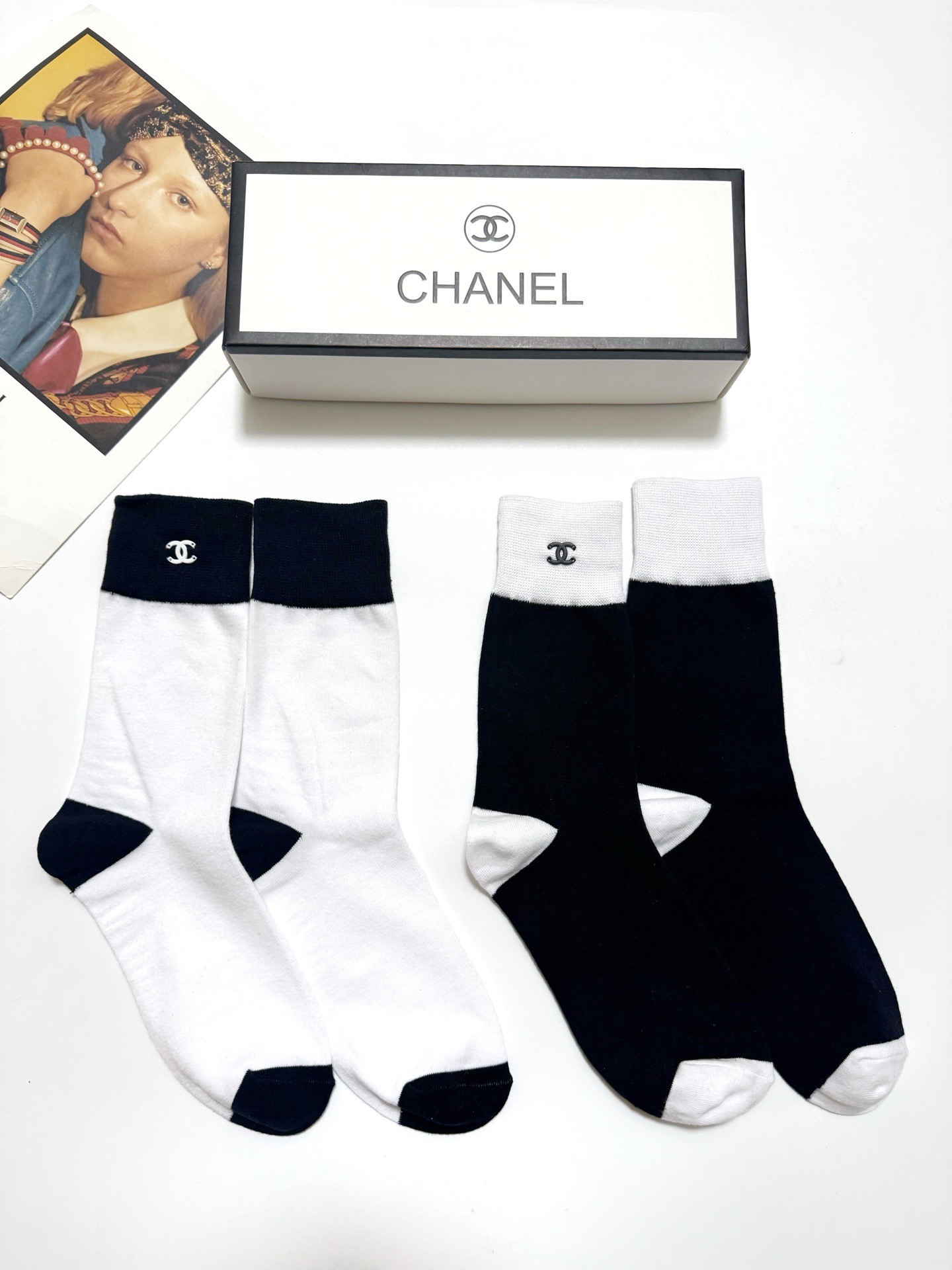 配包装🌟【一盒2双】 🌟Chanel 香奈儿 经典字母logo 纯棉中筒袜 ，ins超火爆短袜，纯棉面料
