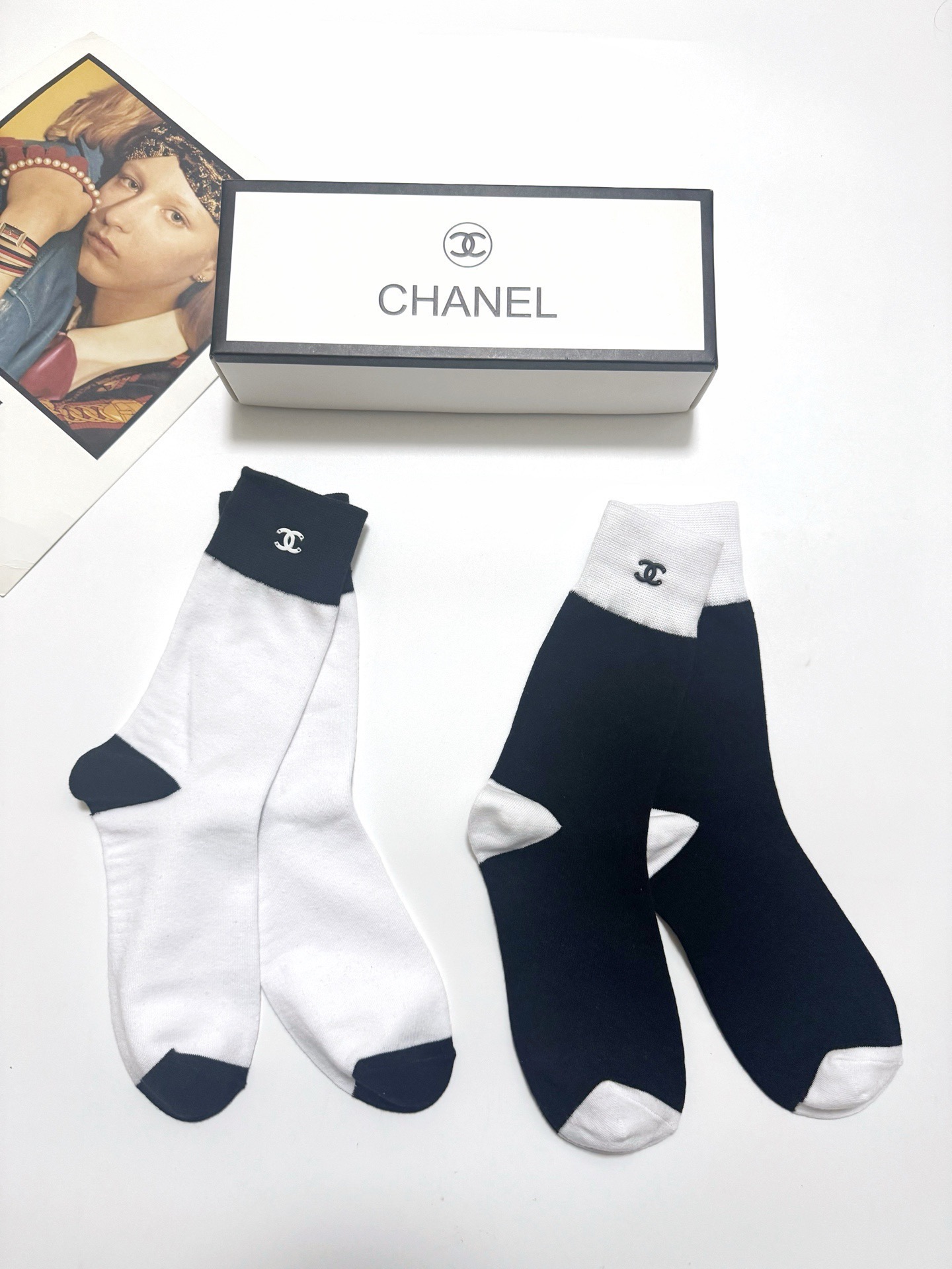 配包装🌟【一盒2双】 🌟Chanel 香奈儿 经典字母logo 纯棉中筒袜 ，ins超火爆短袜，纯棉面料
