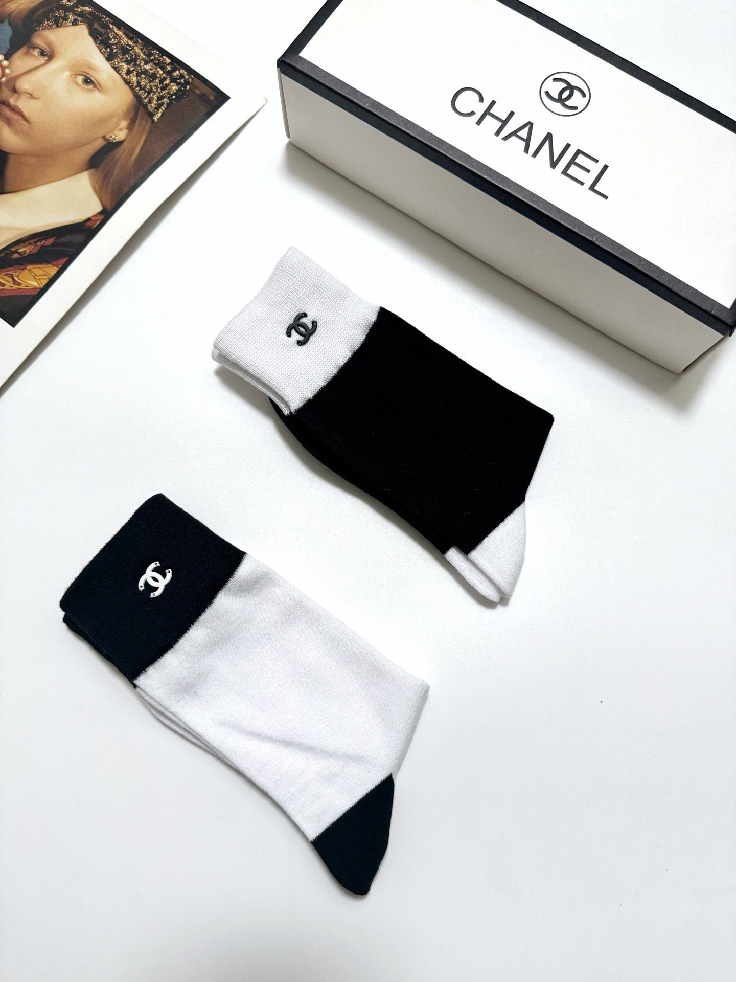 配包装🌟【一盒2双】 🌟Chanel 香奈儿 经典字母logo 纯棉中筒袜 ，ins超火爆短袜，纯棉面料