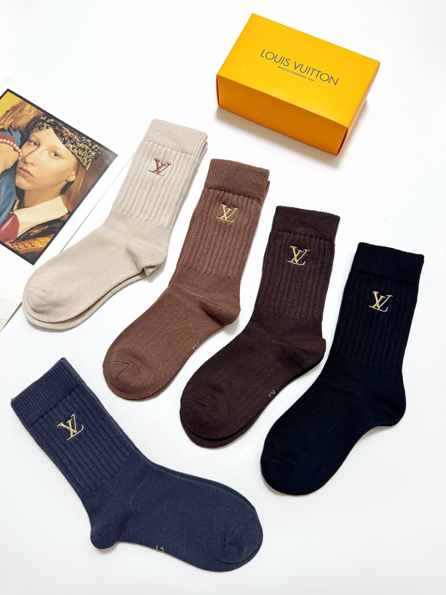 配包装🌟【一盒5 双】 🌟LV 路易威登 经典刺绣字母logo 羊绒混纺中筒袜 ，软糯亲肤，ins超火爆