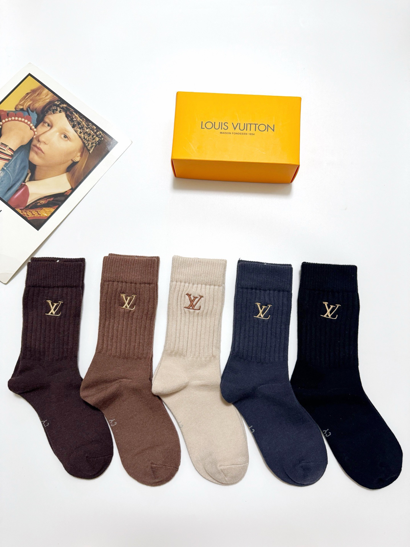 配包装🌟【一盒5 双】 🌟LV 路易威登 经典刺绣字母logo 羊绒混纺中筒袜 ，软糯亲肤，ins超火爆