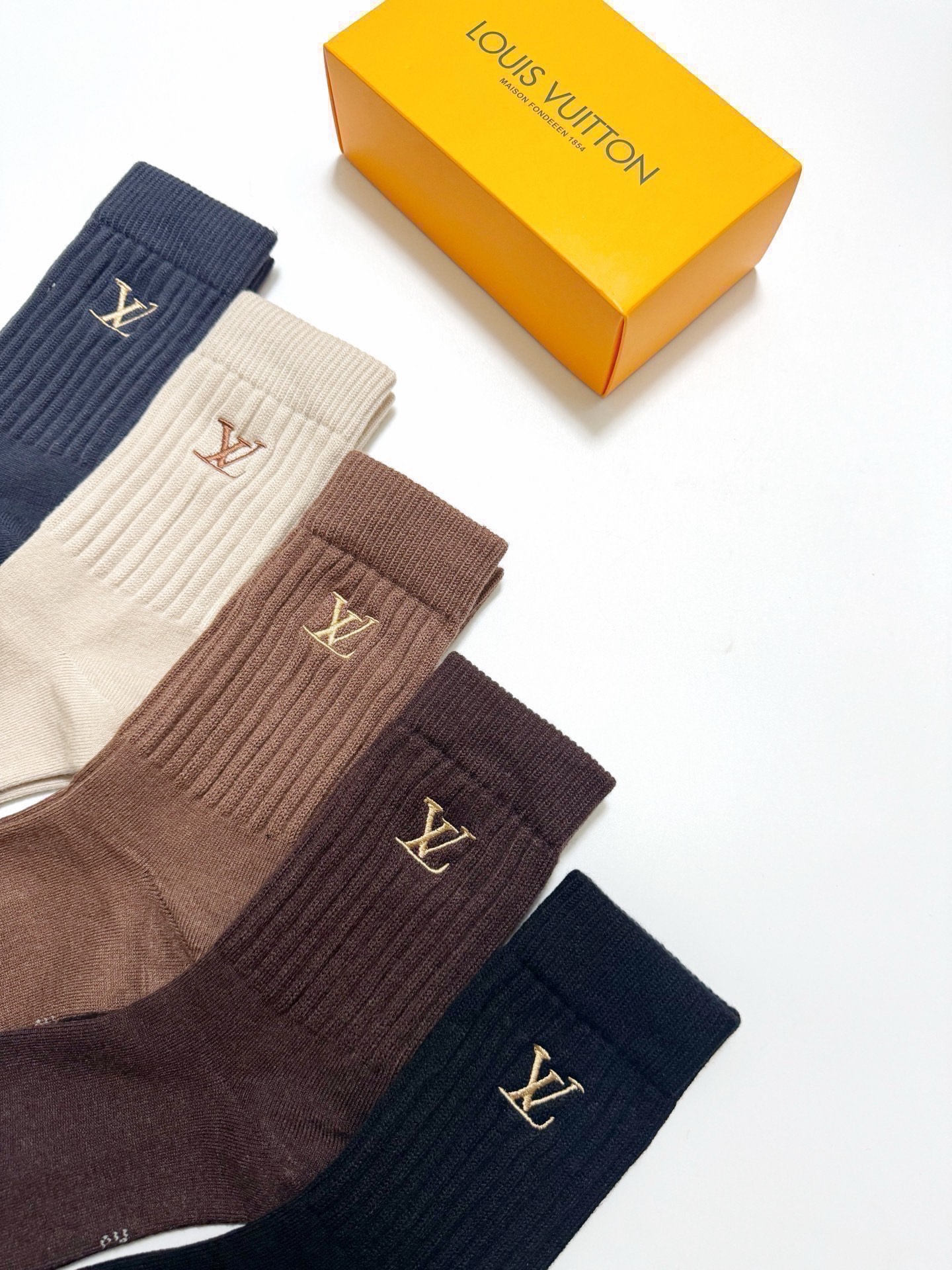 配包装🌟【一盒5 双】 🌟LV 路易威登 经典刺绣字母logo 羊绒混纺中筒袜 ，软糯亲肤，ins超火爆