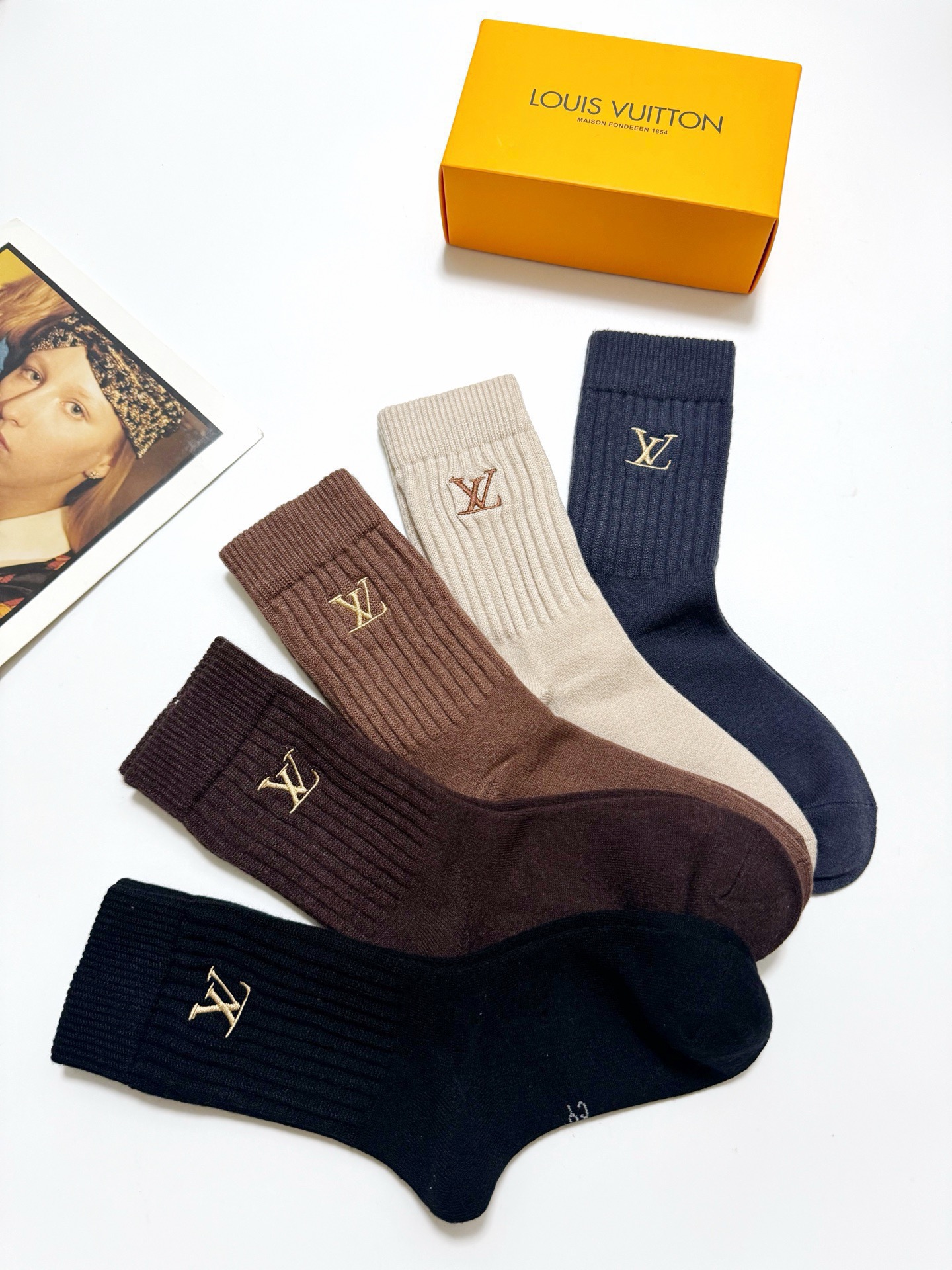 配包装🌟【一盒5 双】 🌟LV 路易威登 经典刺绣字母logo 羊绒混纺中筒袜 ，软糯亲肤，ins超火爆