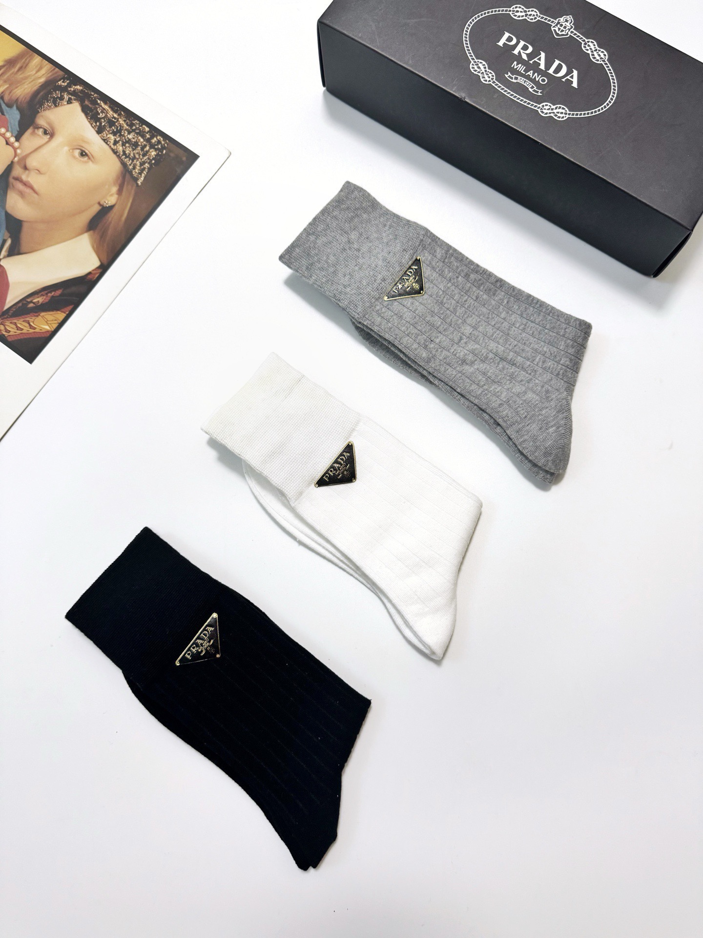 配包装🌟【一盒3 双】🌟Prada 普拉达 经典字母logo纯棉中筒袜 🌟ins爆款！专柜在售ing 🌟