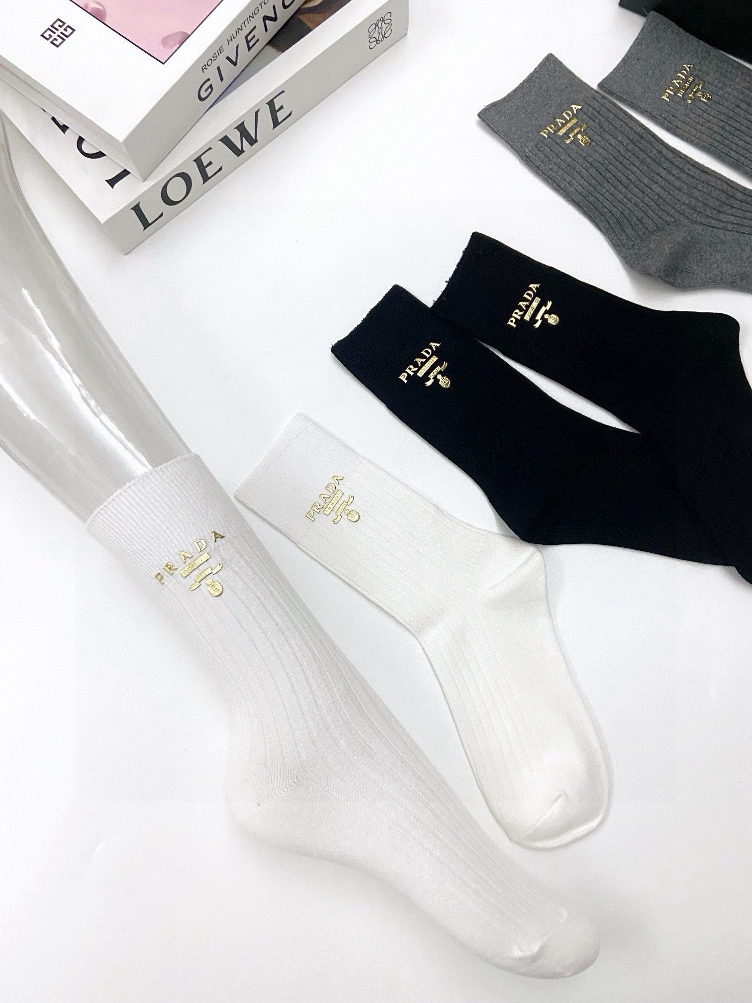 配包装🌟【一盒3 双】🌟Prada 普拉达经典字母logo 纯棉中筒袜 小腿袜 🌟ins爆款！专柜在售i