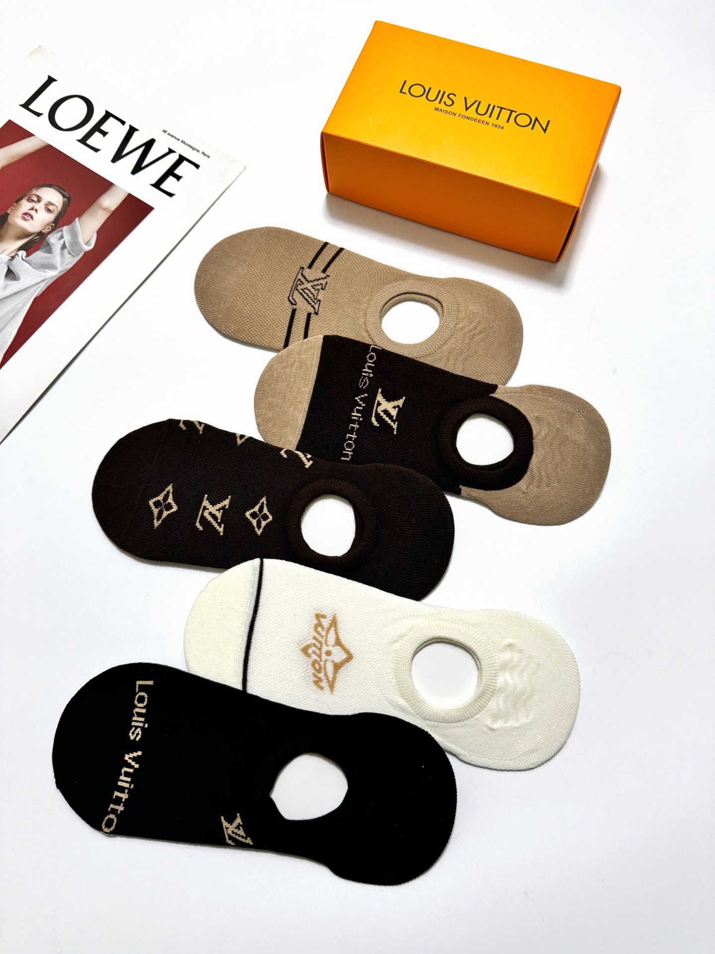 配包装🌟【一盒5 双】 🌟LV 路易威登 经典字母logo 船袜 ，ins超火爆薄款空调袜，潮人必备 ，