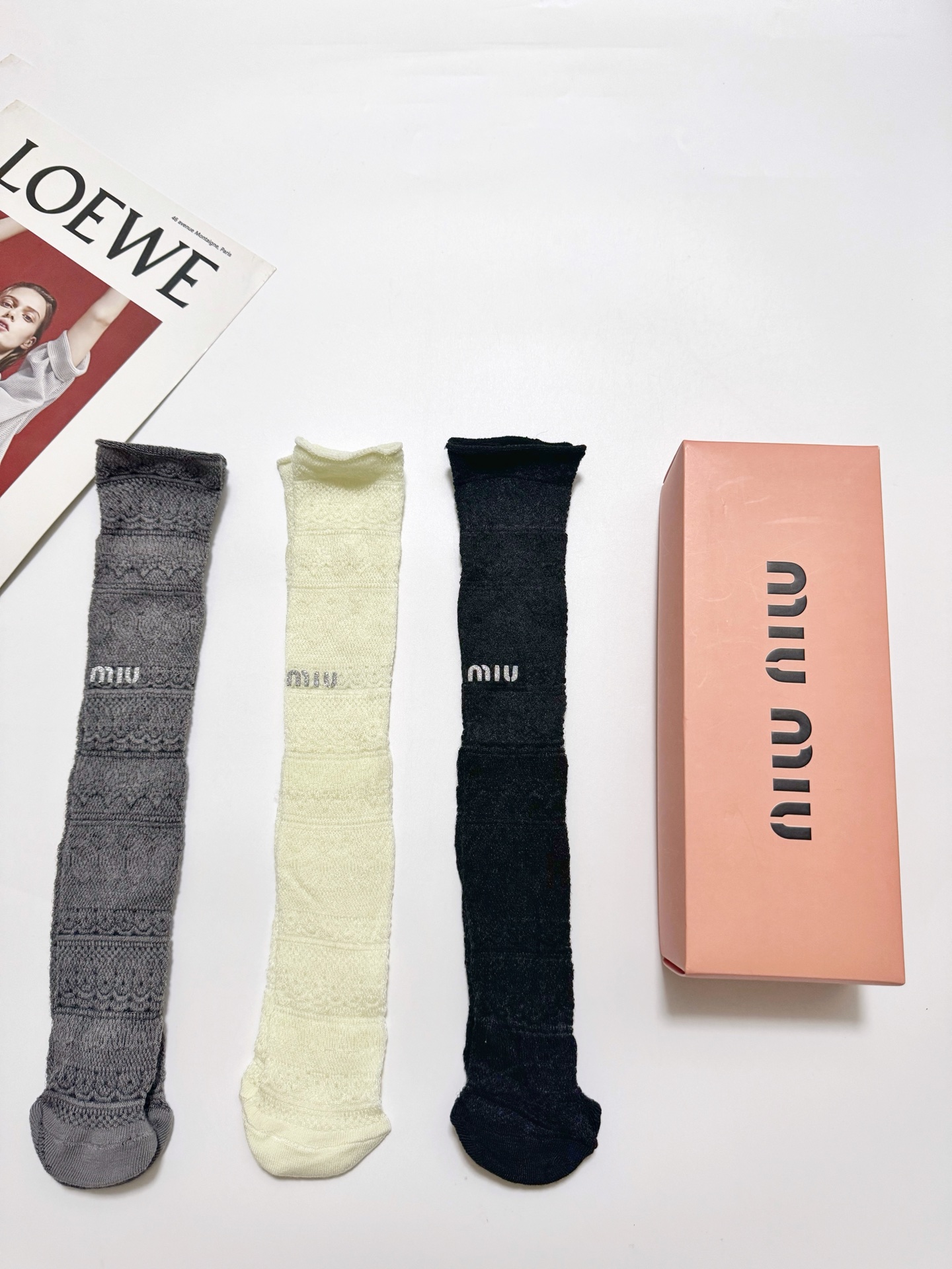配包装🌟【一盒3双】 🌟缪缪 miumiu 经典字母logo 复古镂空 中筒袜 堆堆袜 ，ins超火爆薄