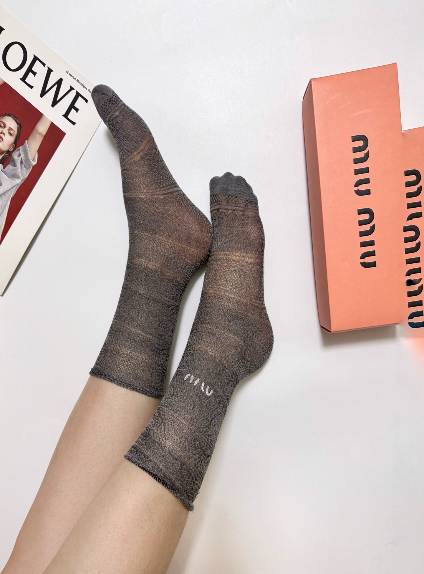 配包装🌟【一盒3双】 🌟缪缪 miumiu 经典字母logo 复古镂空 中筒袜 堆堆袜 ，ins超火爆薄