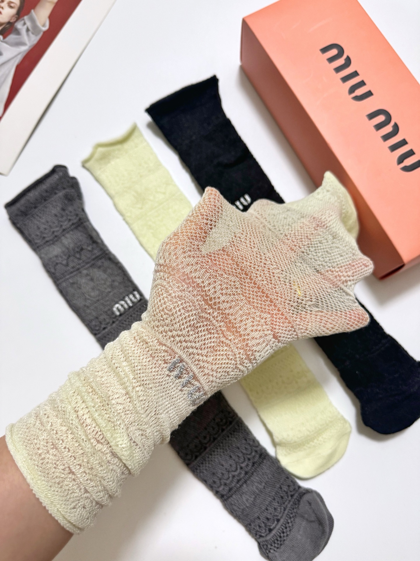 配包装🌟【一盒3双】 🌟缪缪 miumiu 经典字母logo 复古镂空 中筒袜 堆堆袜 ，ins超火爆薄
