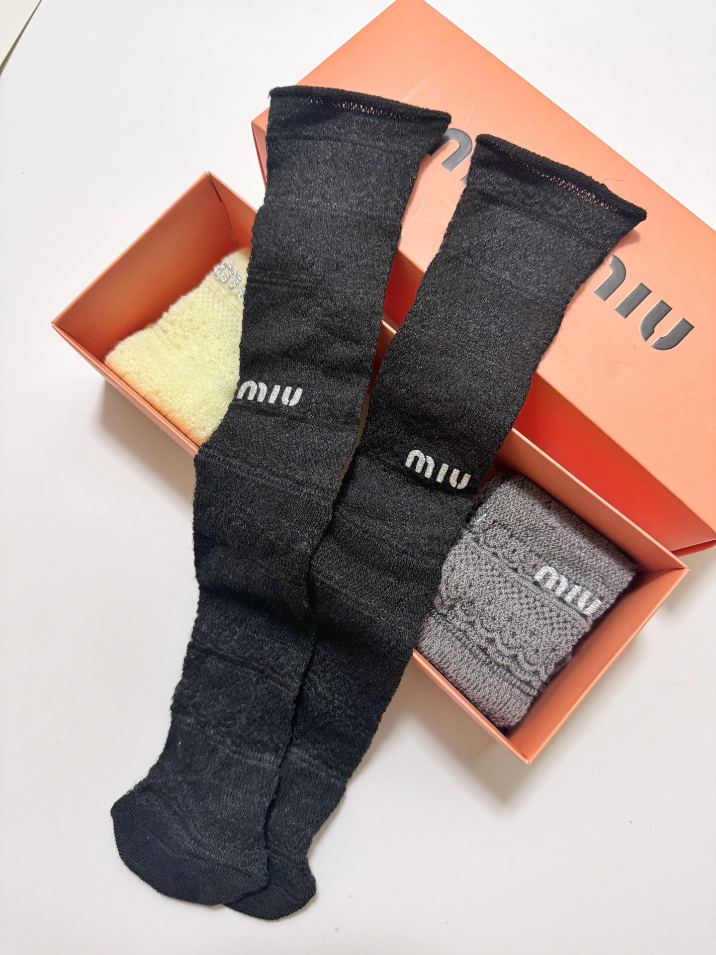 配包装🌟【一盒3双】 🌟缪缪 miumiu 经典字母logo 复古镂空 中筒袜 堆堆袜 ，ins超火爆薄