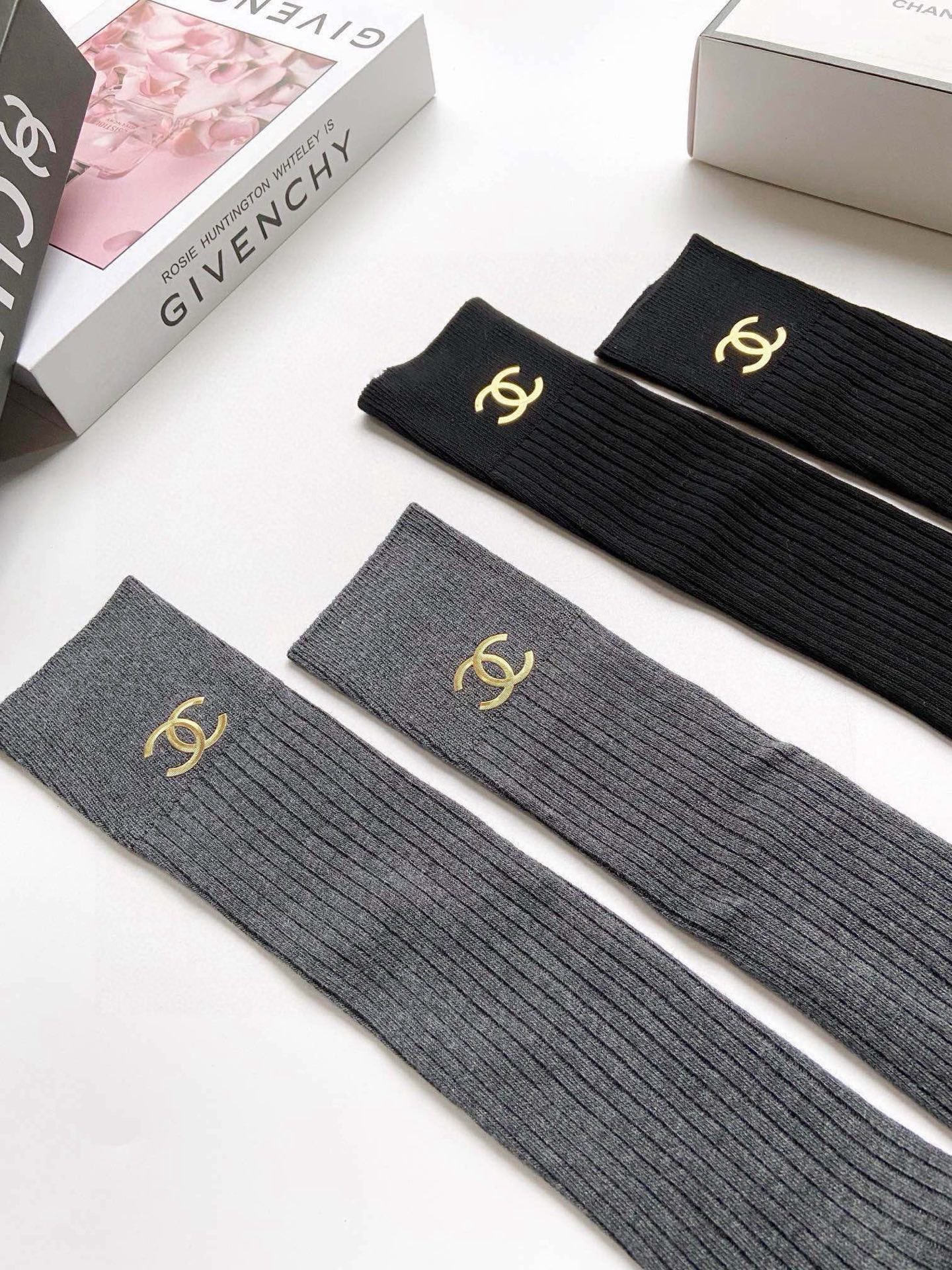 配包装🌟【一盒一双】🌟Chanel 香奈儿 经典双C字母logo纯棉长筒袜 小腿袜🌟ins爆款！专柜在售