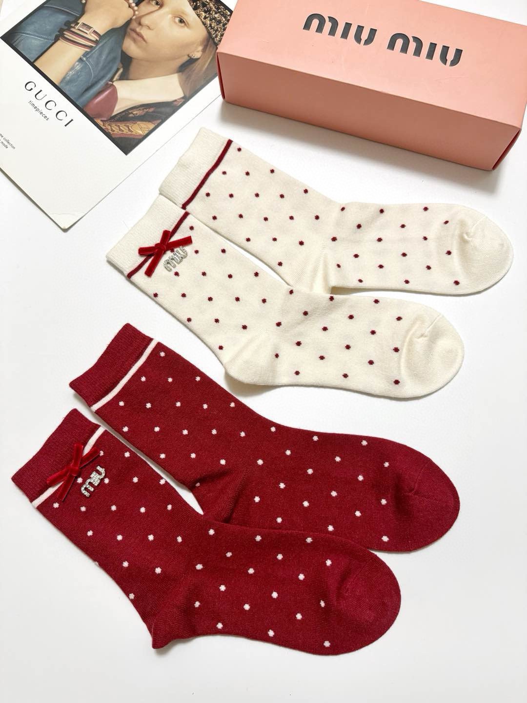 🌟 【一盒2双】🌟缪缪 miumiu 经典字母logo纯棉中筒袜 🌟ins爆款！专柜在售ing 🌟好看到