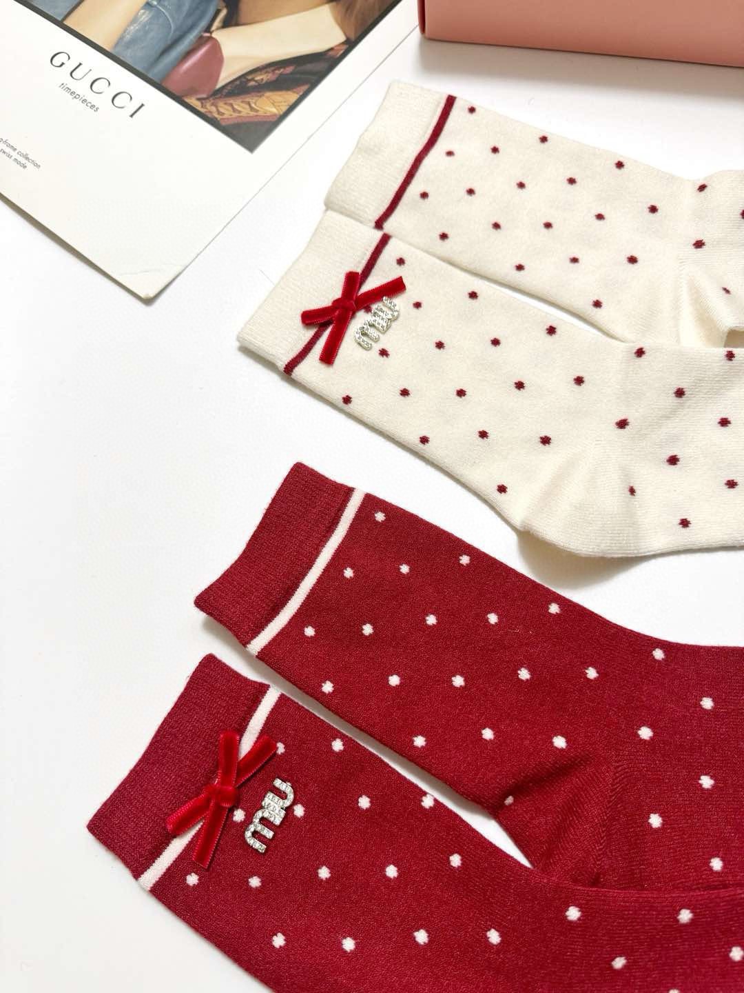 🌟 【一盒2双】🌟缪缪 miumiu 经典字母logo纯棉中筒袜 🌟ins爆款！专柜在售ing 🌟好看到