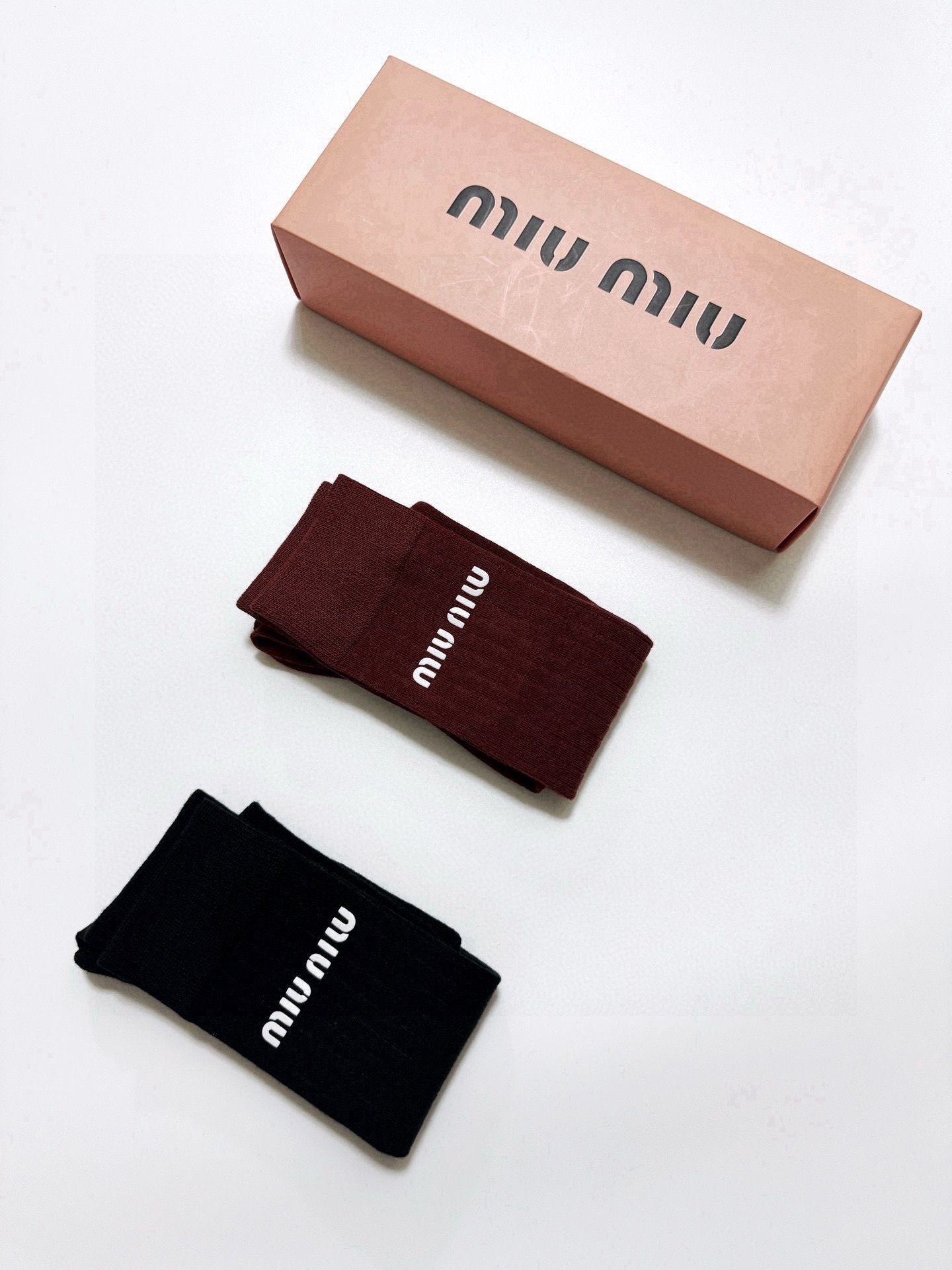 配包装🌟【一盒2双】 🌟缪缪 miumiu 经典字母logo纯棉袜 小腿堆堆袜，ins超火爆红人同款，精