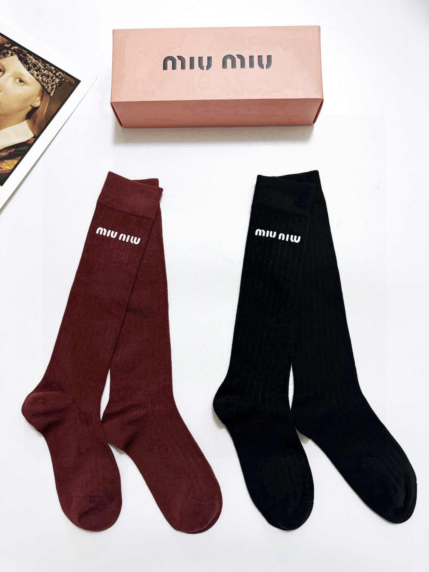 配包装🌟【一盒2双】 🌟缪缪 miumiu 经典字母logo纯棉袜 小腿堆堆袜，ins超火爆红人同款，精