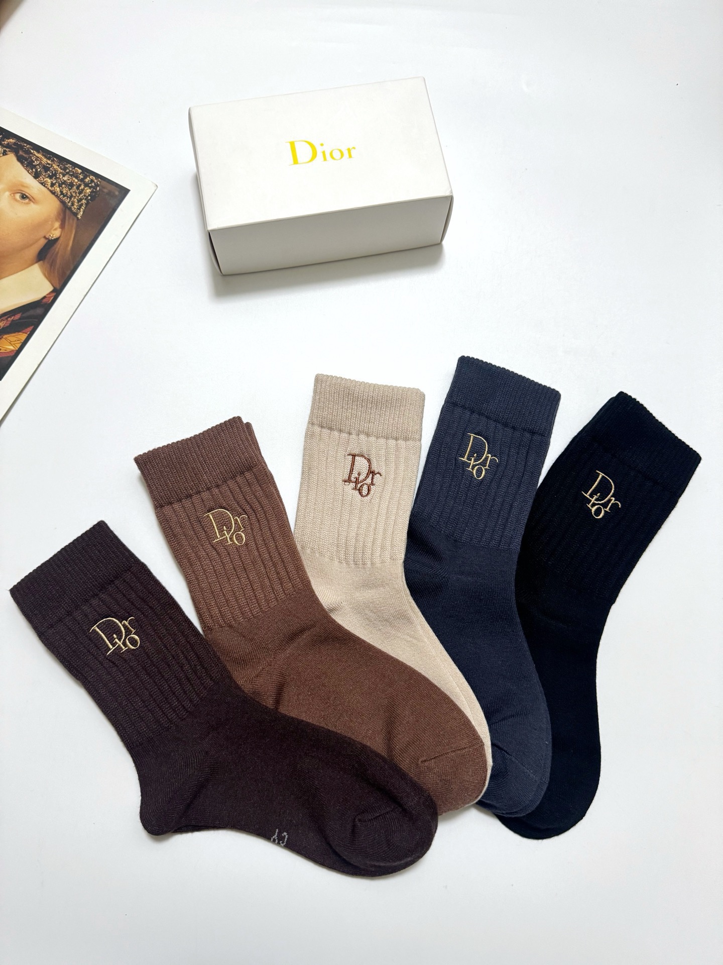 配包装🌟【一盒5 双】男女同款 🌟Dior 迪奥 经典字母logo 羊绒混纺中筒袜 ，ins超火爆空调袜