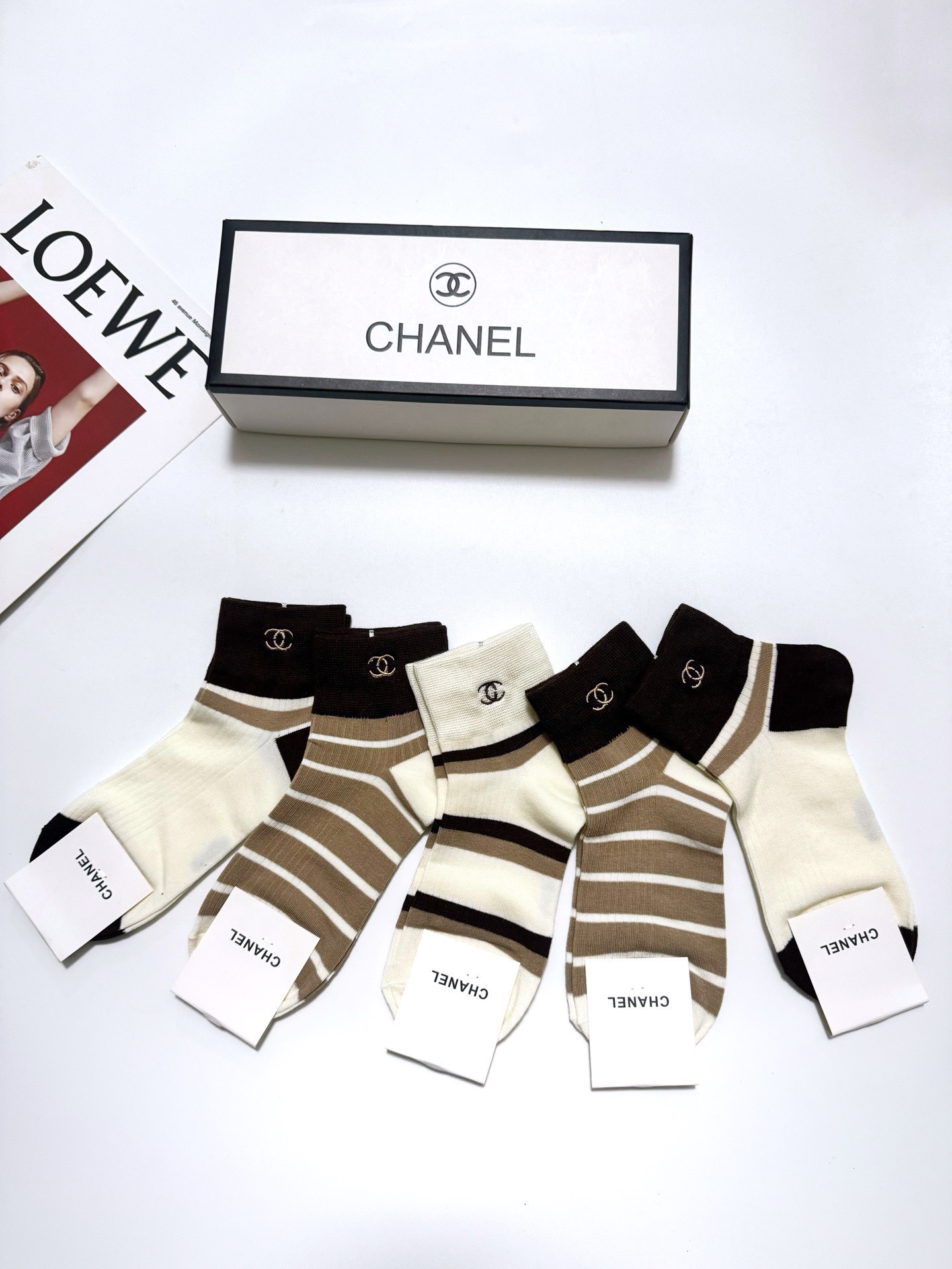 配包装🌟【一盒5 双】春季新款 🌟Chanel 香奈儿 经典刺绣字母logo 纯棉短筒袜 ，ins超火爆