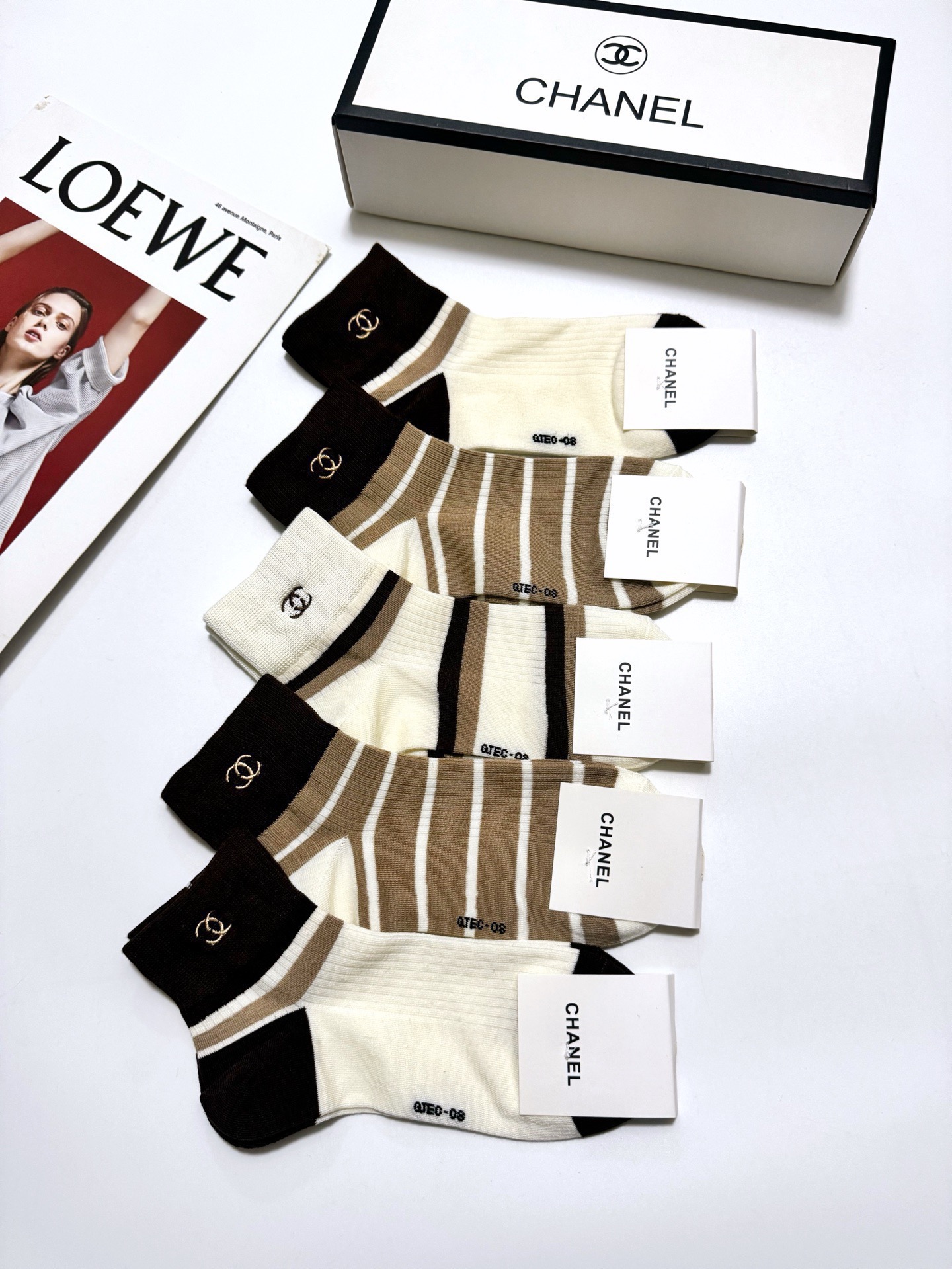 配包装🌟【一盒5 双】春季新款 🌟Chanel 香奈儿 经典刺绣字母logo 纯棉短筒袜 ，ins超火爆