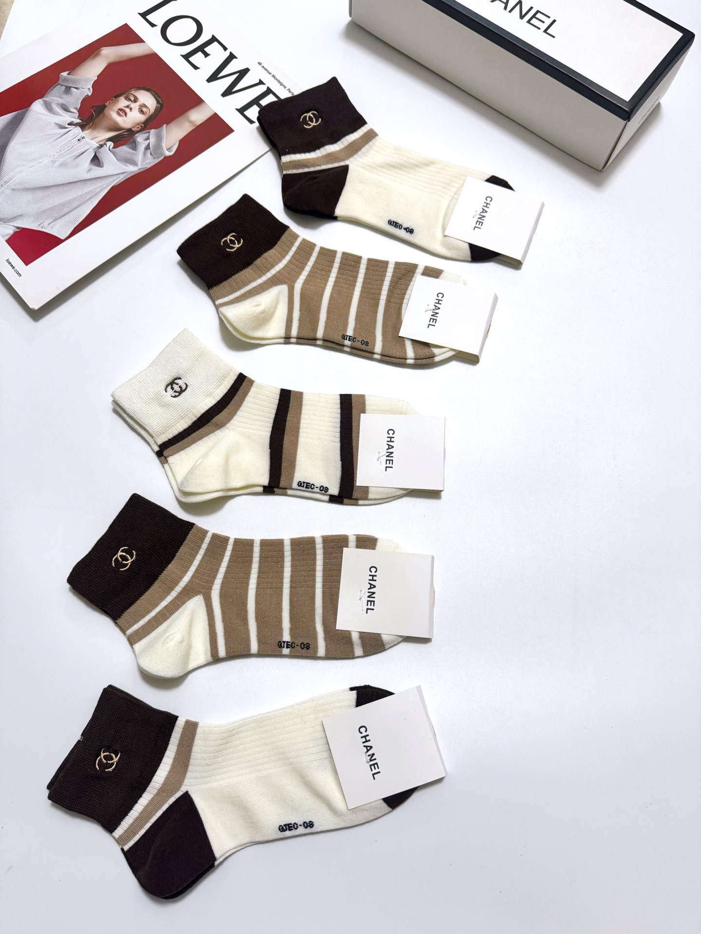 配包装🌟【一盒5 双】春季新款 🌟Chanel 香奈儿 经典刺绣字母logo 纯棉短筒袜 ，ins超火爆