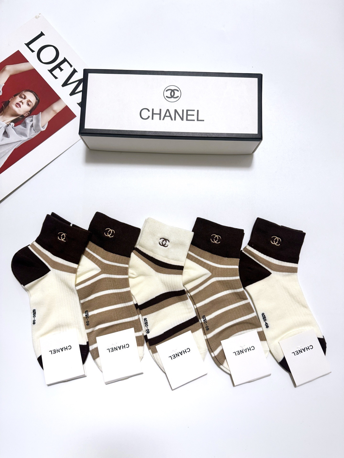 配包装🌟【一盒5 双】春季新款 🌟Chanel 香奈儿 经典刺绣字母logo 纯棉短筒袜 ，ins超火爆