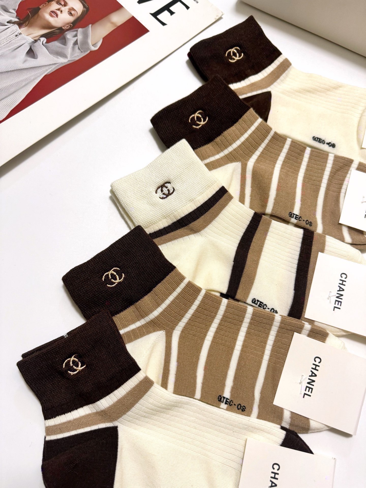 配包装🌟【一盒5 双】春季新款 🌟Chanel 香奈儿 经典刺绣字母logo 纯棉短筒袜 ，ins超火爆