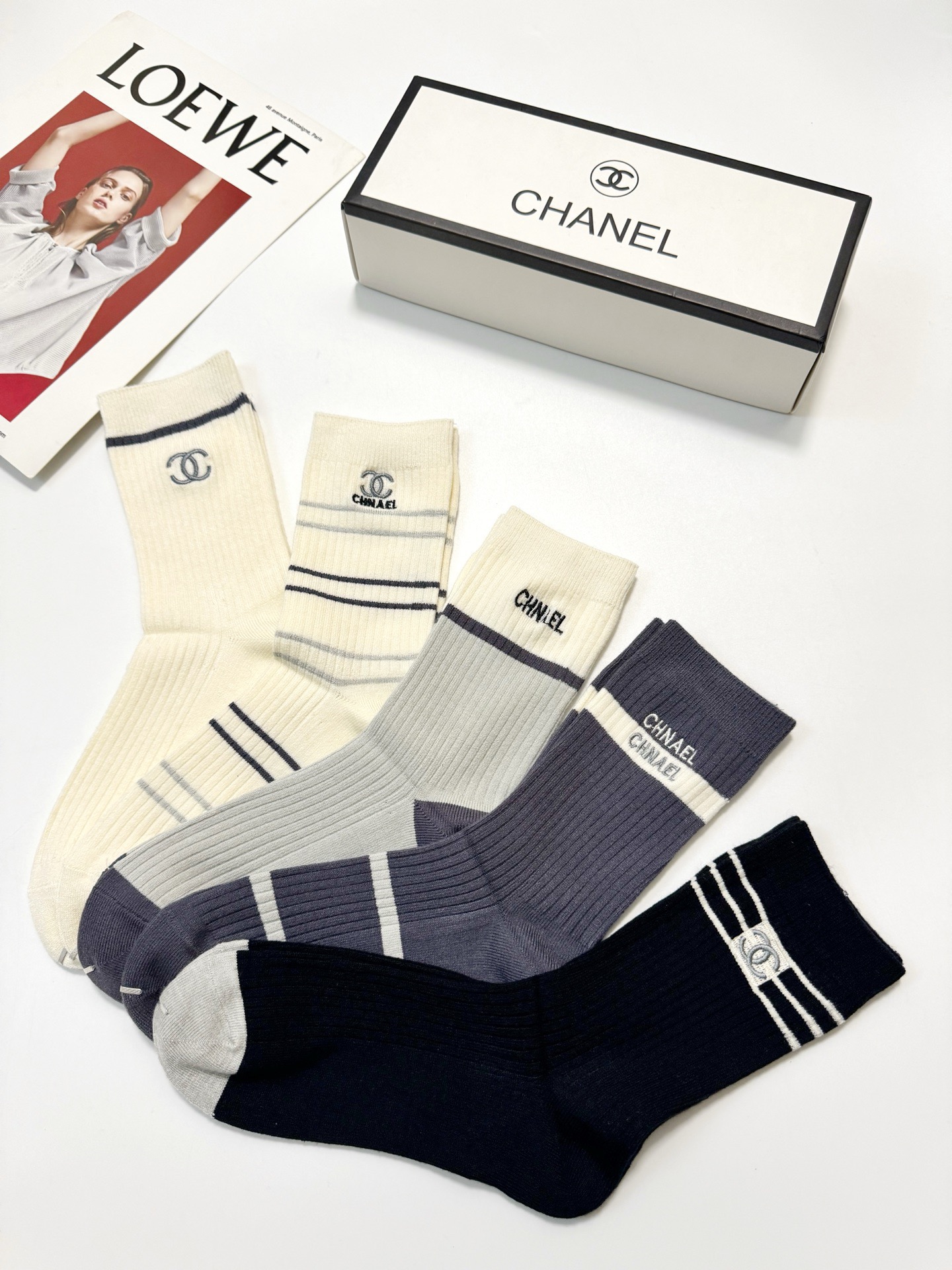 配包装🌟【一盒5 双】 🌟Chanel 香奈儿 经典字母刺绣logo 纯棉中筒袜 ，ins超火爆中筒袜 