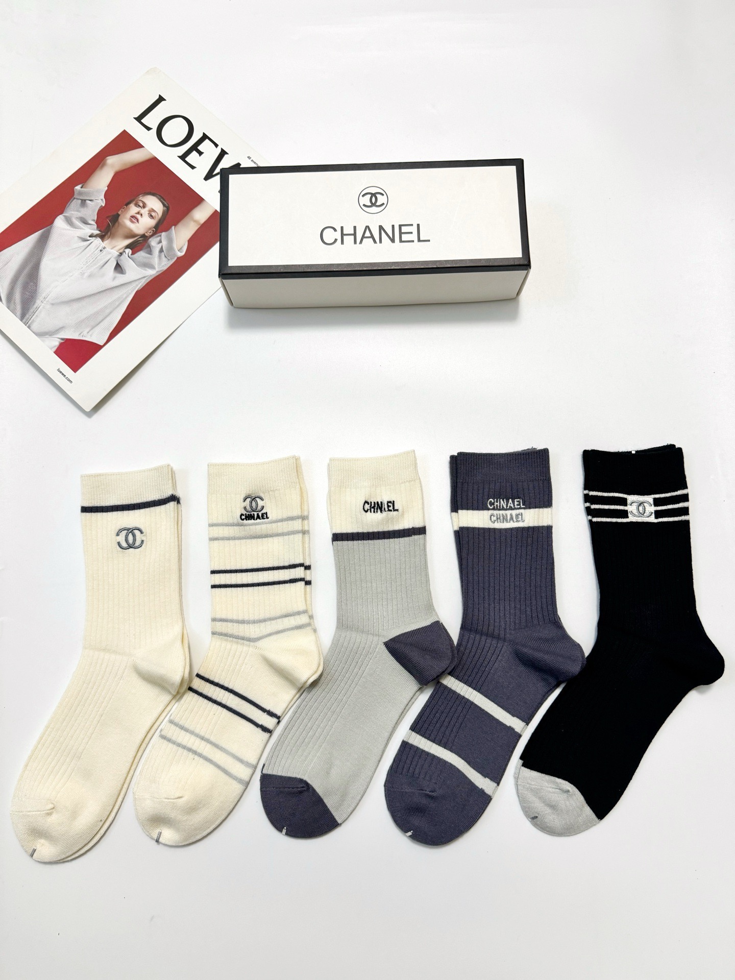 配包装🌟【一盒5 双】 🌟Chanel 香奈儿 经典字母刺绣logo 纯棉中筒袜 ，ins超火爆中筒袜 
