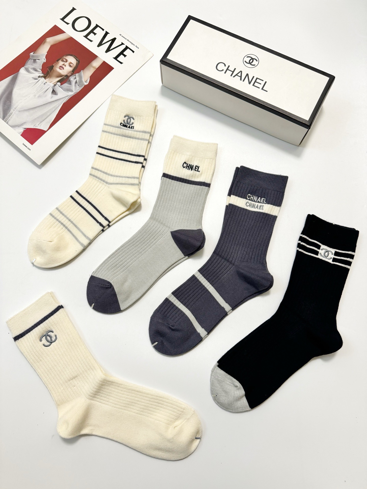配包装🌟【一盒5 双】 🌟Chanel 香奈儿 经典字母刺绣logo 纯棉中筒袜 ，ins超火爆中筒袜 