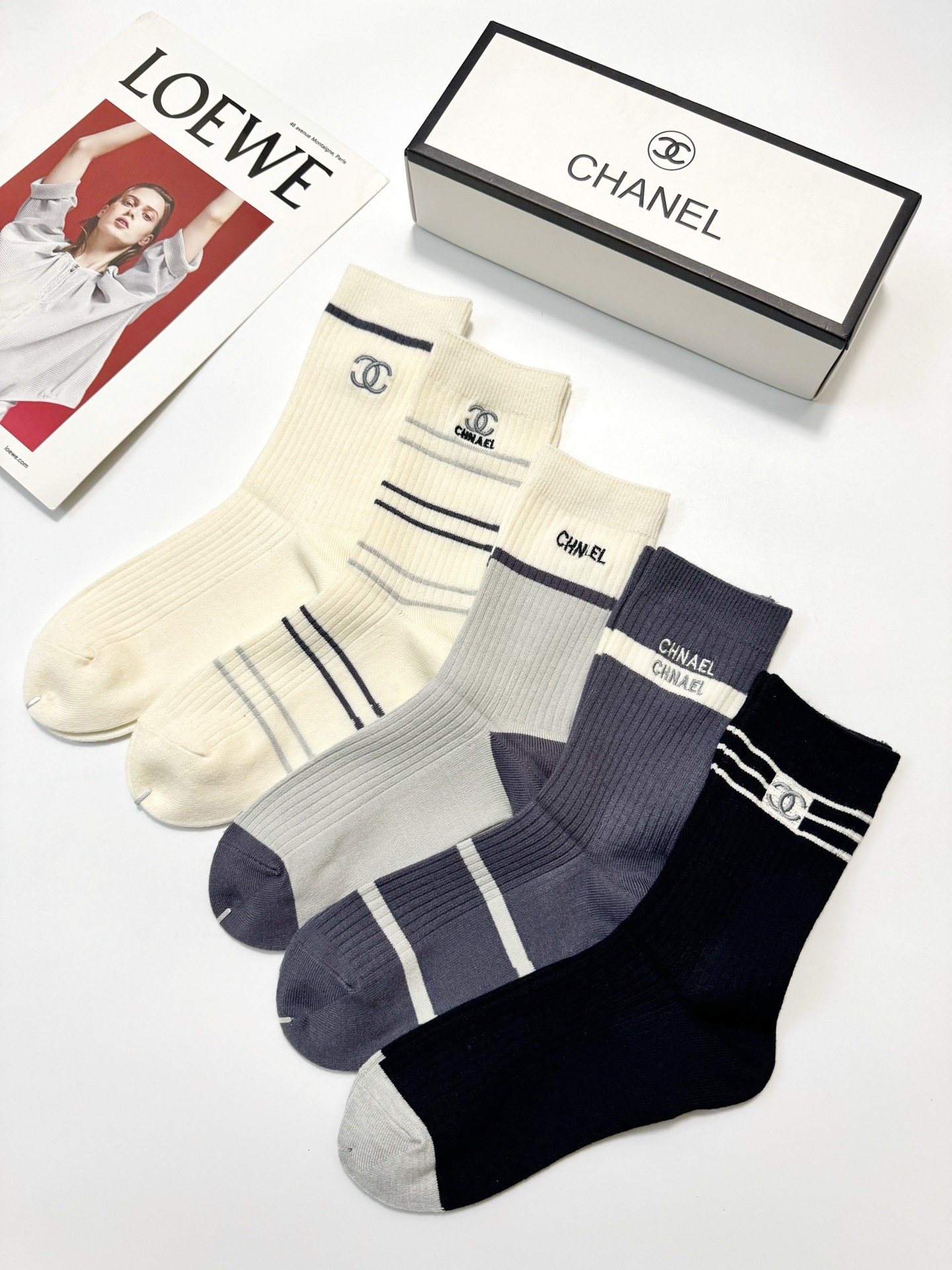 配包装🌟【一盒5 双】 🌟Chanel 香奈儿 经典字母刺绣logo 纯棉中筒袜 ，ins超火爆中筒袜 