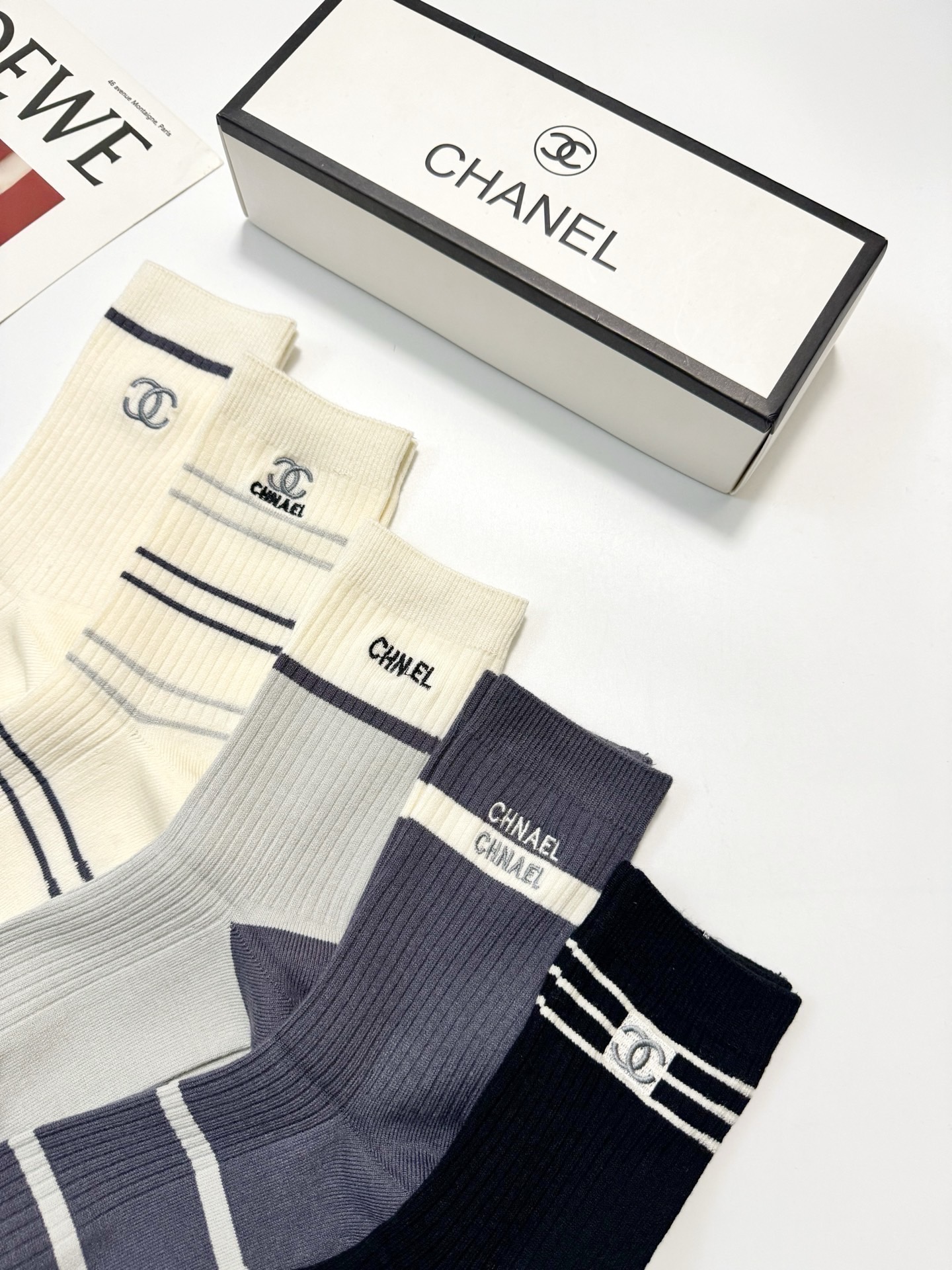 配包装🌟【一盒5 双】 🌟Chanel 香奈儿 经典字母刺绣logo 纯棉中筒袜 ，ins超火爆中筒袜 