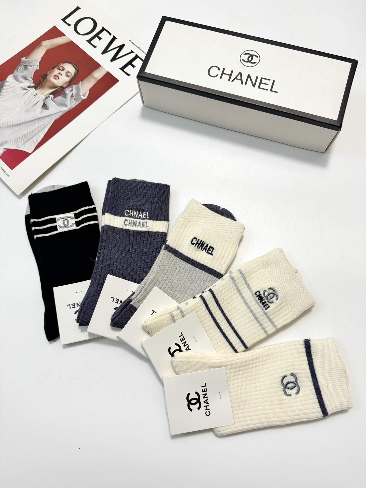 配包装🌟【一盒5 双】 🌟Chanel 香奈儿 经典字母刺绣logo 纯棉中筒袜 ，ins超火爆中筒袜 
