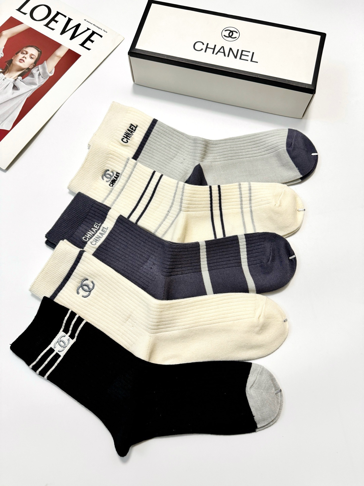 配包装🌟【一盒5 双】 🌟Chanel 香奈儿 经典字母刺绣logo 纯棉中筒袜 ，ins超火爆中筒袜 