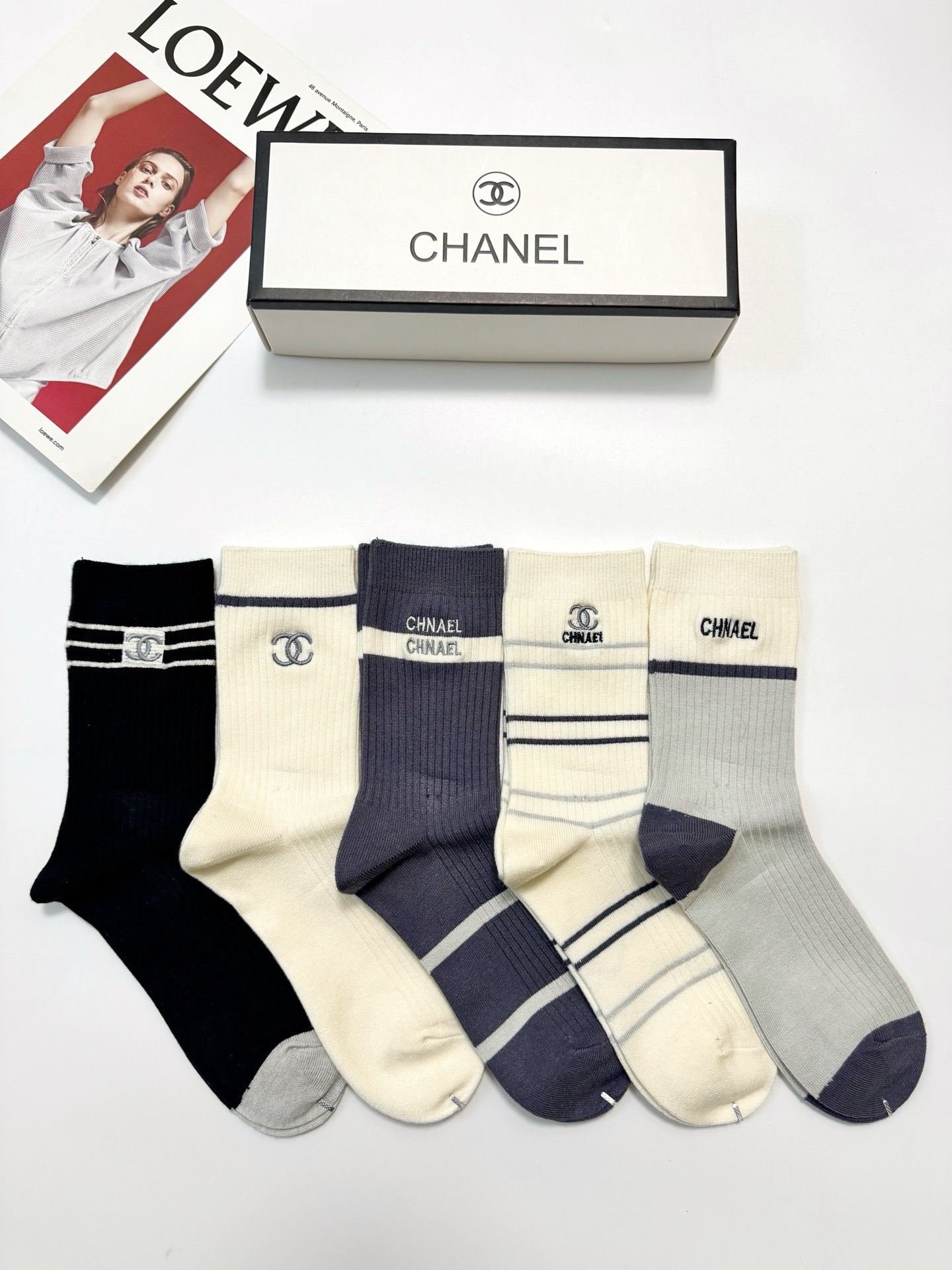 配包装🌟【一盒5 双】 🌟Chanel 香奈儿 经典字母刺绣logo 纯棉中筒袜 ，ins超火爆中筒袜 