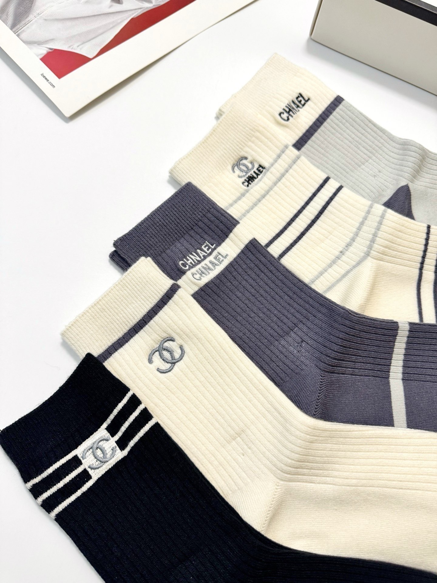 配包装🌟【一盒5 双】 🌟Chanel 香奈儿 经典字母刺绣logo 纯棉中筒袜 ，ins超火爆中筒袜 