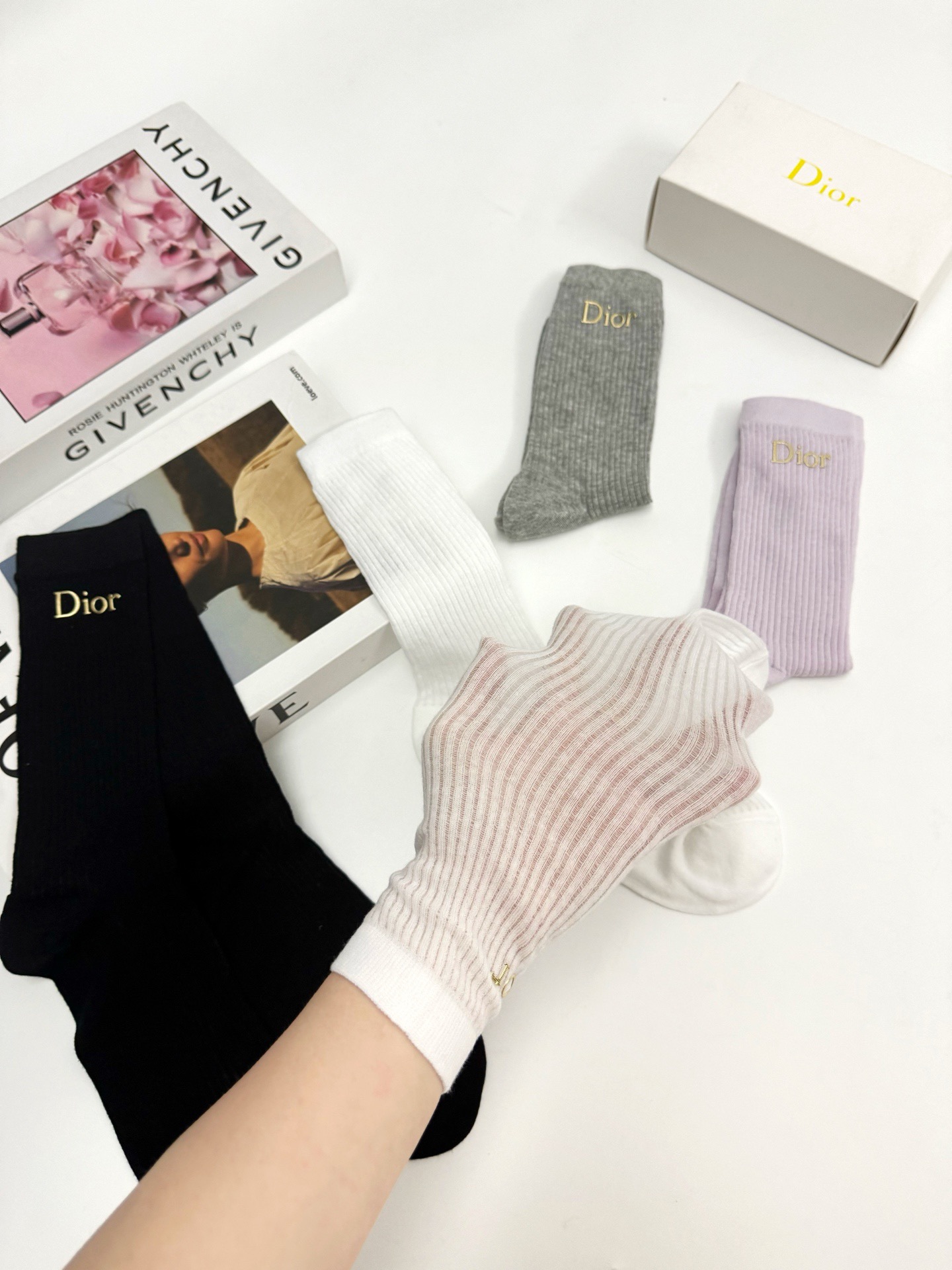 （爆款回货） 配包装🌟【一盒4 双】🌟 Dior 迪奥 经典字母logo 超薄无骨中筒袜，纯棉 条纹小腿