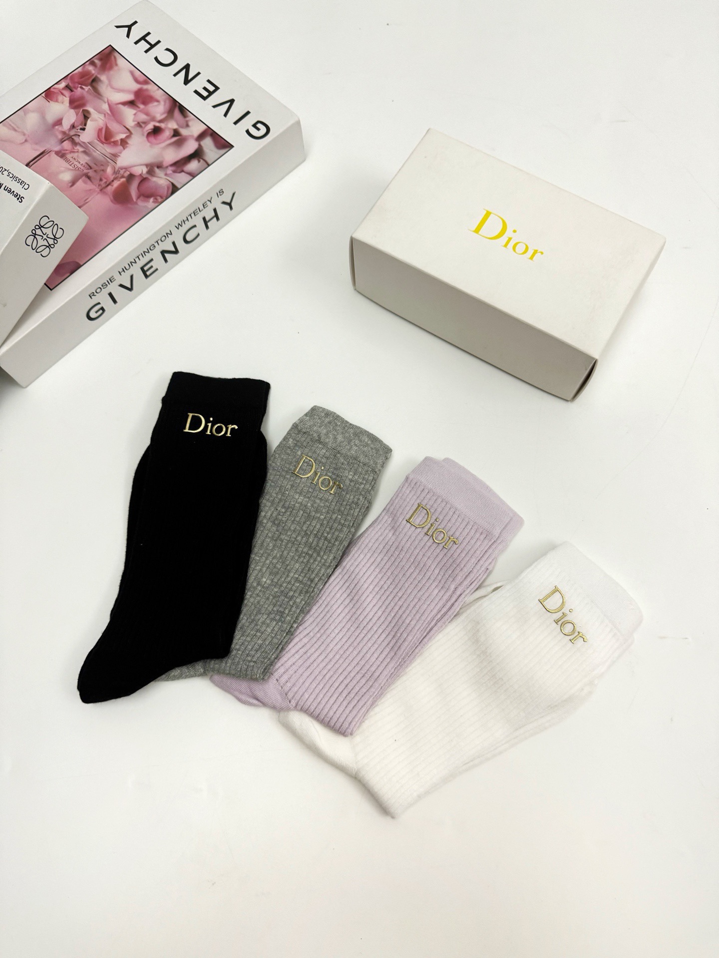 （爆款回货） 配包装🌟【一盒4 双】🌟 Dior 迪奥 经典字母logo 超薄无骨中筒袜，纯棉 条纹小腿