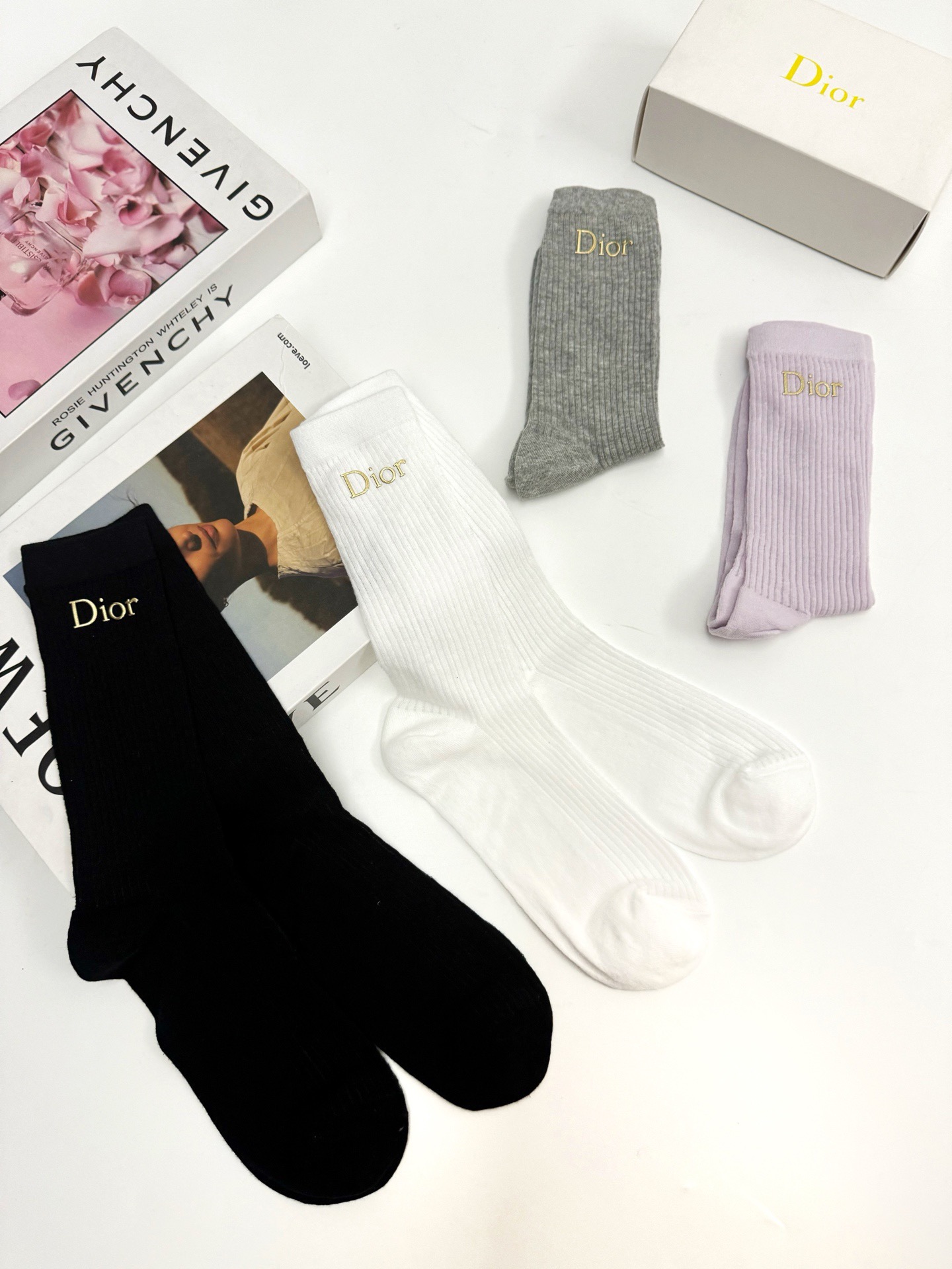 （爆款回货） 配包装🌟【一盒4 双】🌟 Dior 迪奥 经典字母logo 超薄无骨中筒袜，纯棉 条纹小腿