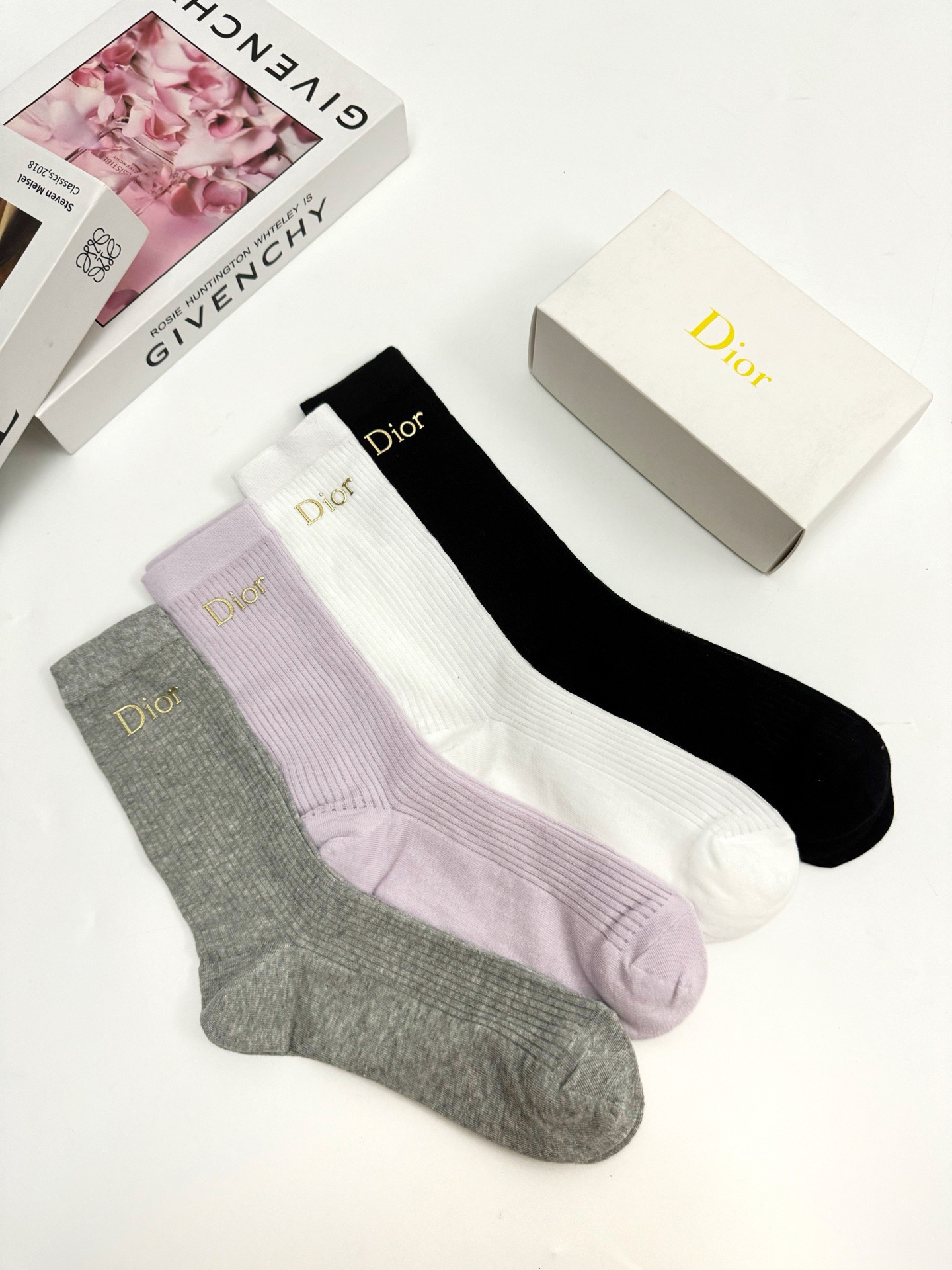 （爆款回货） 配包装🌟【一盒4 双】🌟 Dior 迪奥 经典字母logo 超薄无骨中筒袜，纯棉 条纹小腿