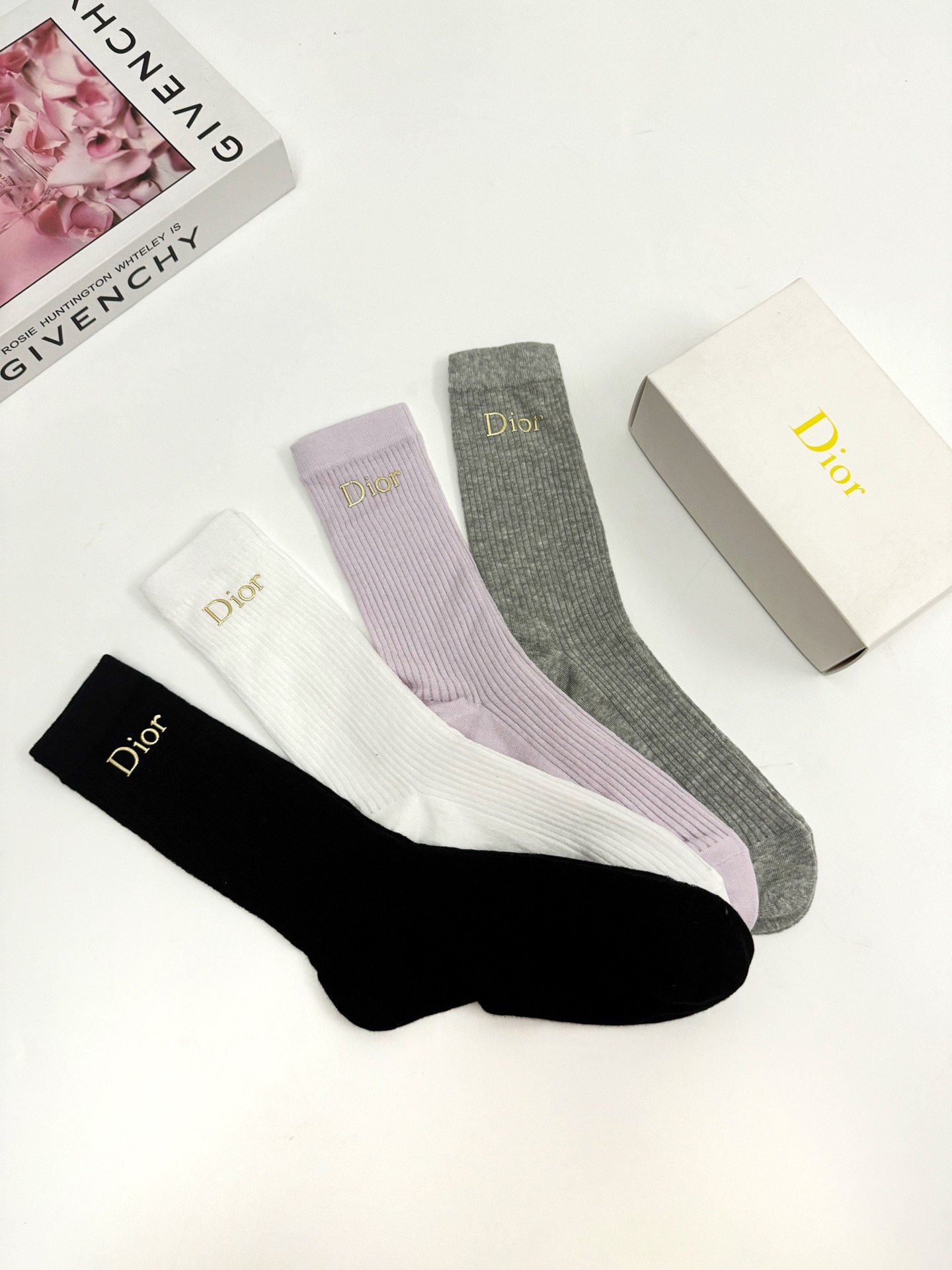 （爆款回货） 配包装🌟【一盒4 双】🌟 Dior 迪奥 经典字母logo 超薄无骨中筒袜，纯棉 条纹小腿